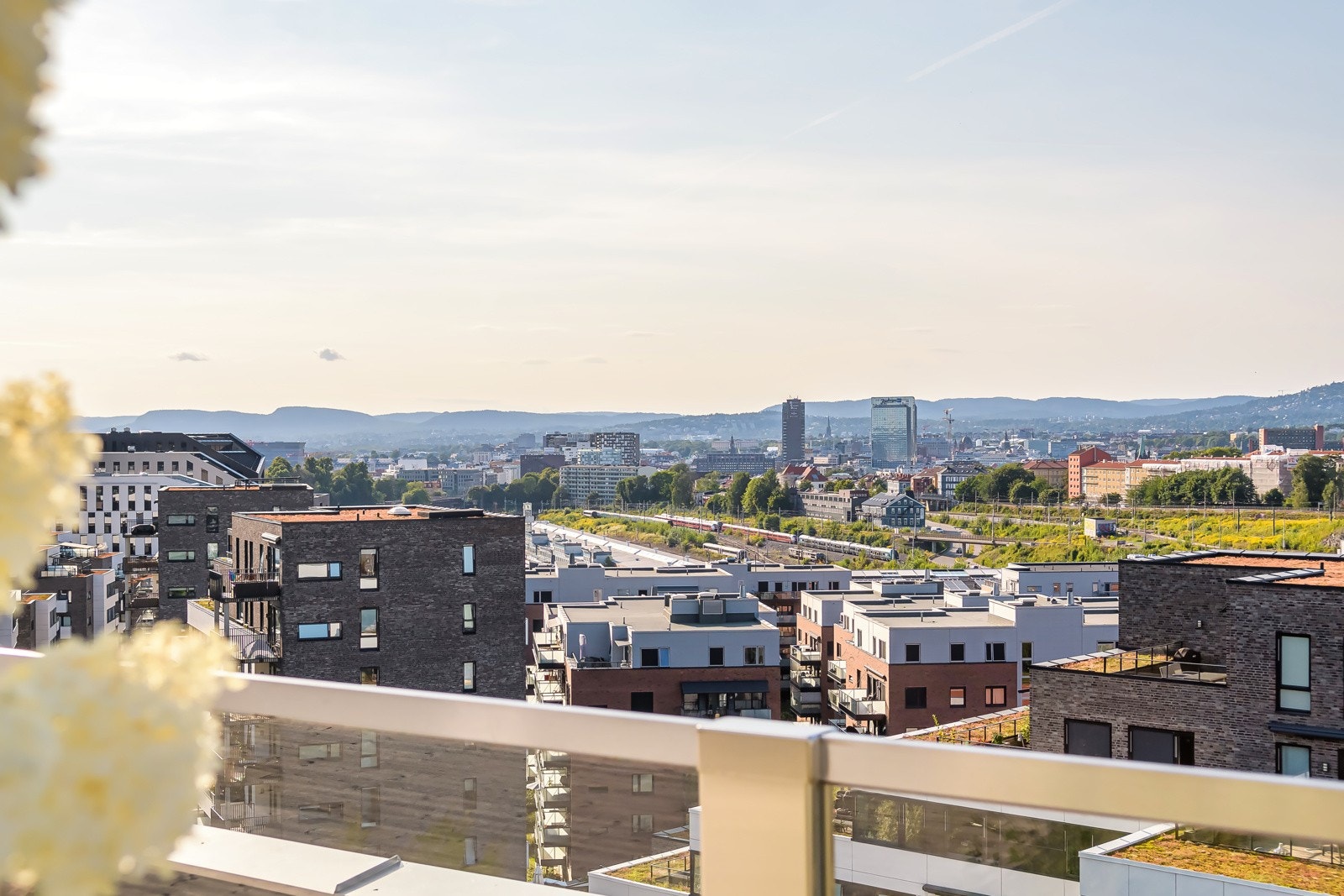 En nydelig 2-roms med tilgang til 3 store, felles takterrasser med utsikt over store deler av Oslo! Galleribilde