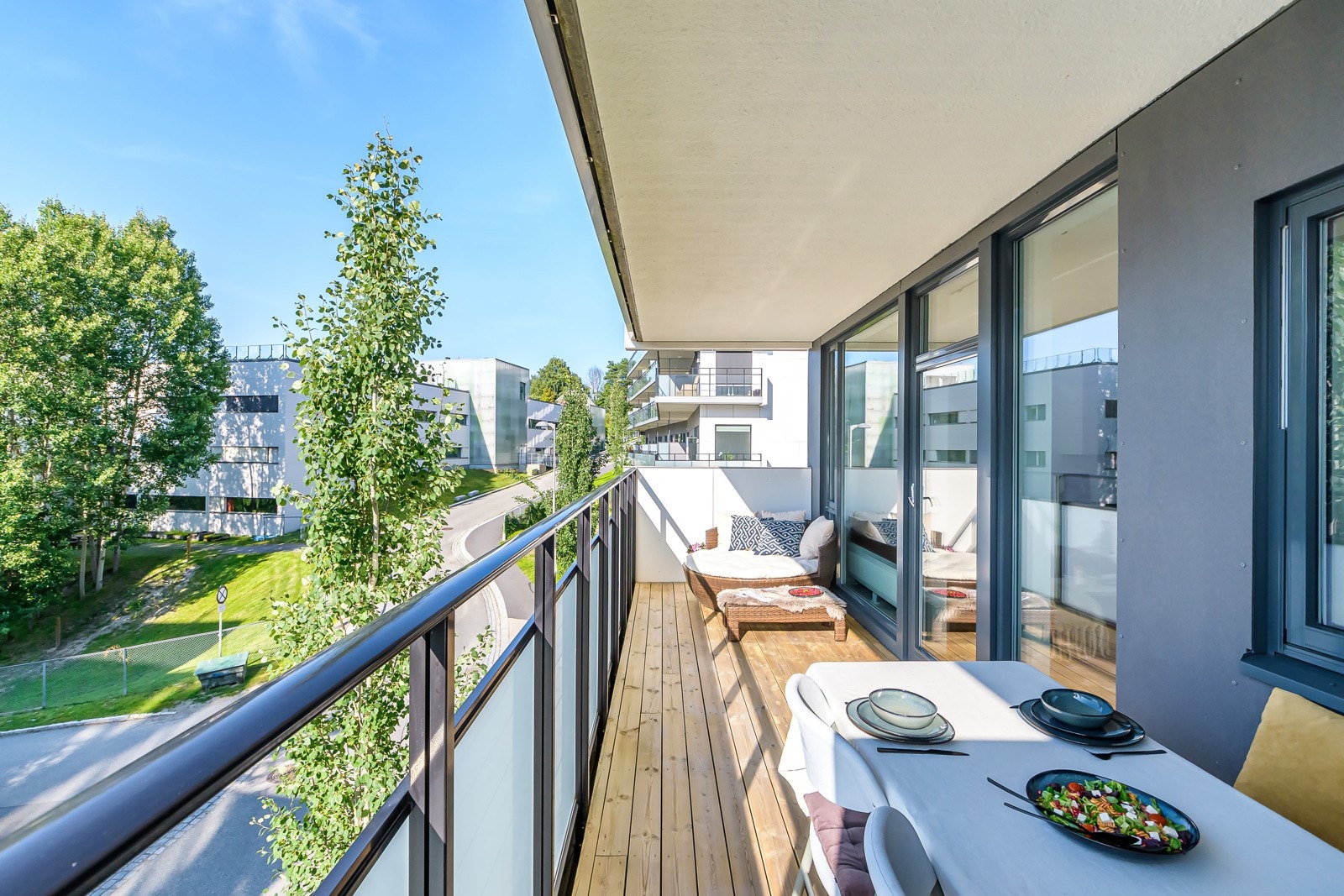 Stor balkong med plass til utemøbler og spisebord. Galleribilde