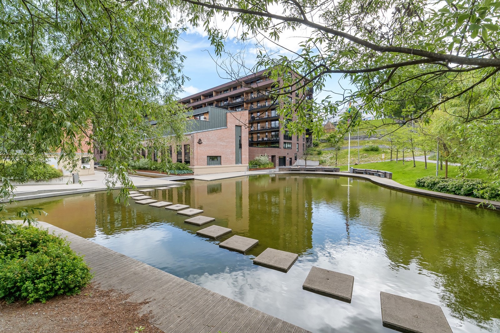 Området i Kværnerbyen er pent opparbeidet og har fine interne veier. Den lille dammen brukes som skøytebane på vinteren og som badeplass på sommeren. Galleribilde