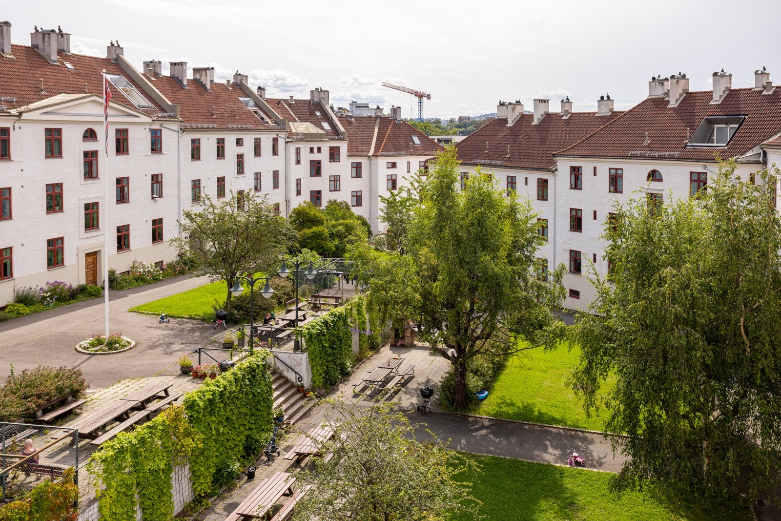 Leiligheten disponerer en stor kjellerbod på hele 14 kvm med mye lagringsplass. Det er også verdt å nevne at det er praktisk sykkelparkering i bakgården. Bysykkelstativ finnes rett utenfor. Galleribilde