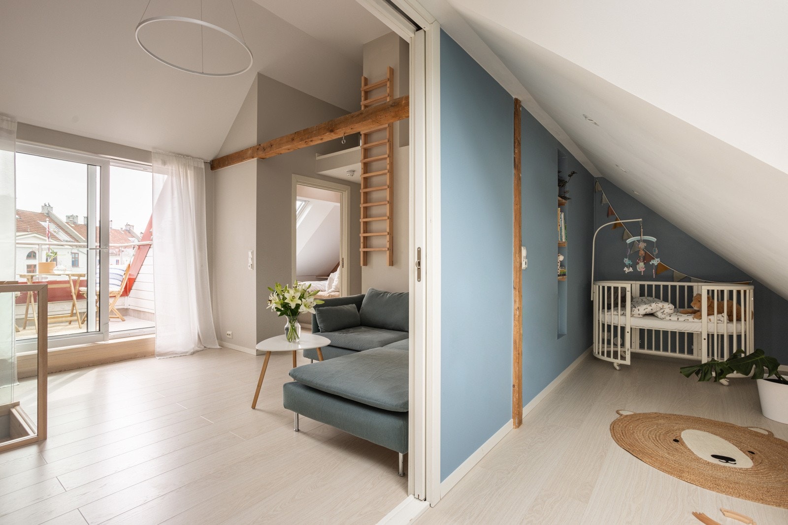 Soverommet har god standard fra 2020 med lys enstavs laminat på gulv og glatte overflater malt i en innbydende blåfarge. Galleribilde