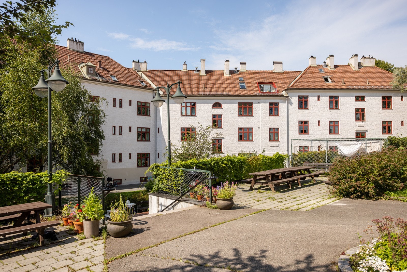 Det er beboerparkering i samtlige gater rundt gården og stort sett veldig greit å finne parkeringsplass. Galleribilde