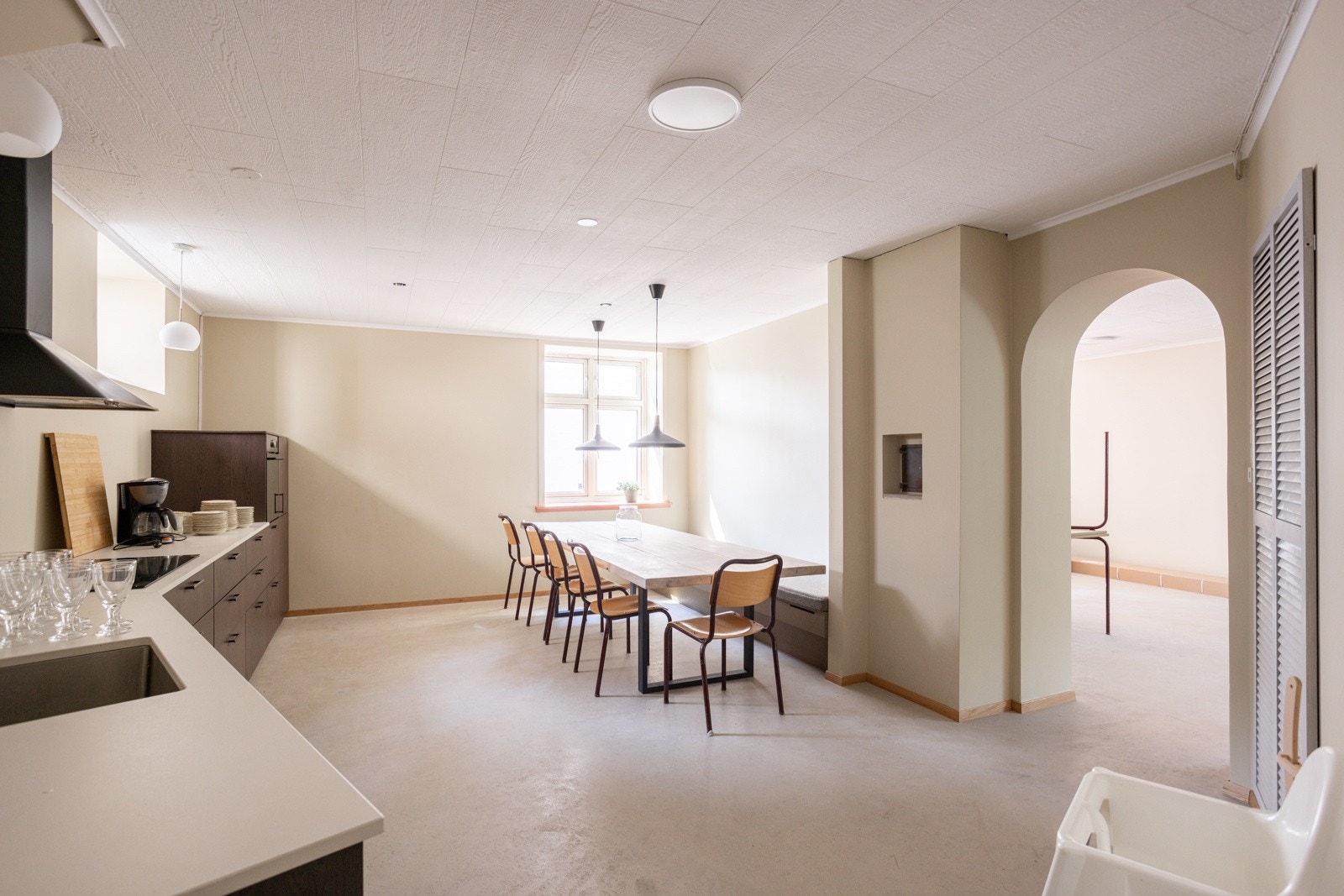 Felleslokalet i V23 er klart til å tas i bruk! Deler av styret samt noen ildsjeler i borettslaget har lagt ned mange dugnadstimer her. Det er mulighet for å leie overnatting i Rosenhoffstua. Galleribilde