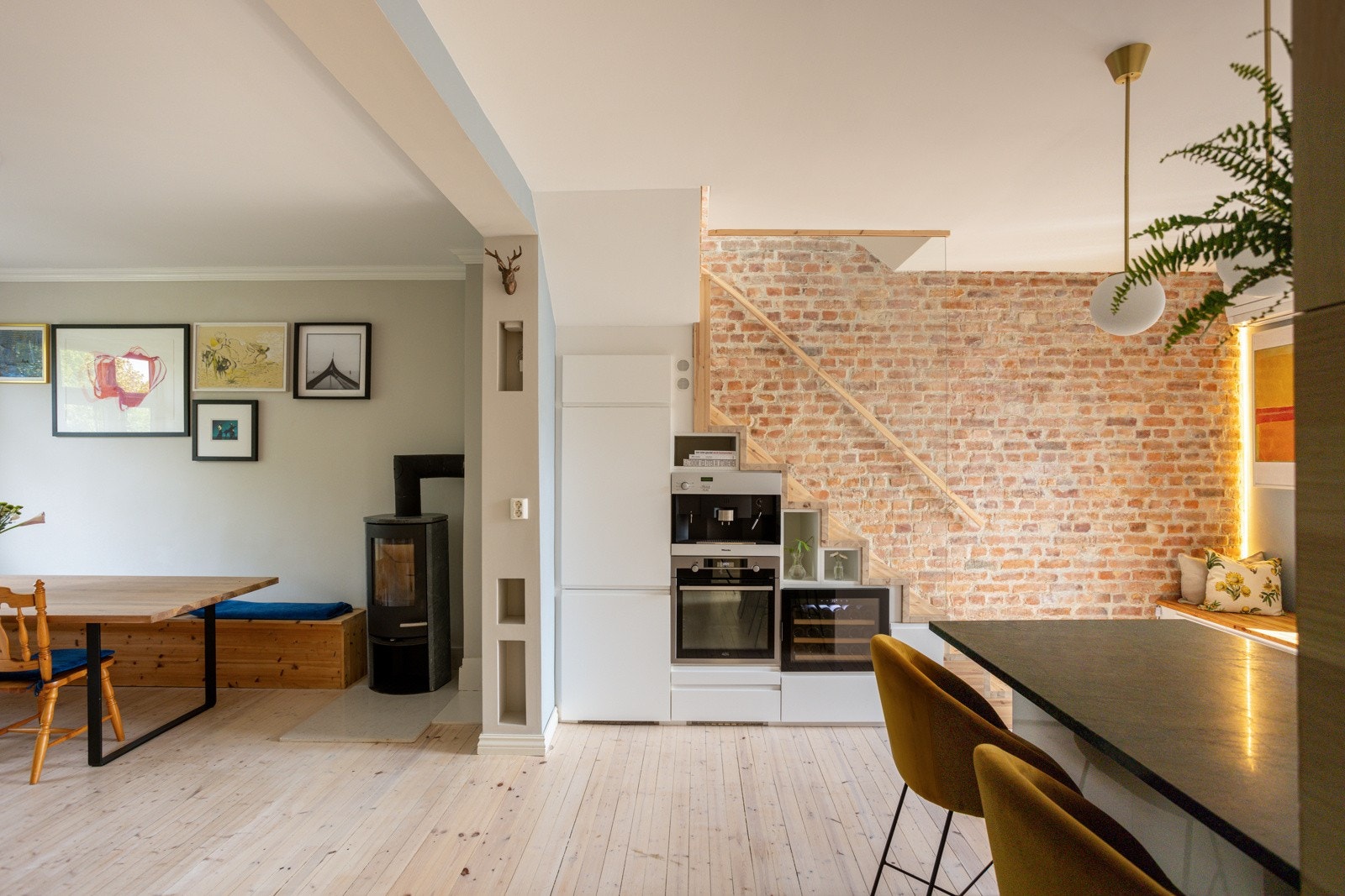 I hjørnet av stuen har du en moderne vedovn i kleberstein som varmer godt på kalde høst- og vinterdager, samt bidrar til ekstra hygge. Galleribilde