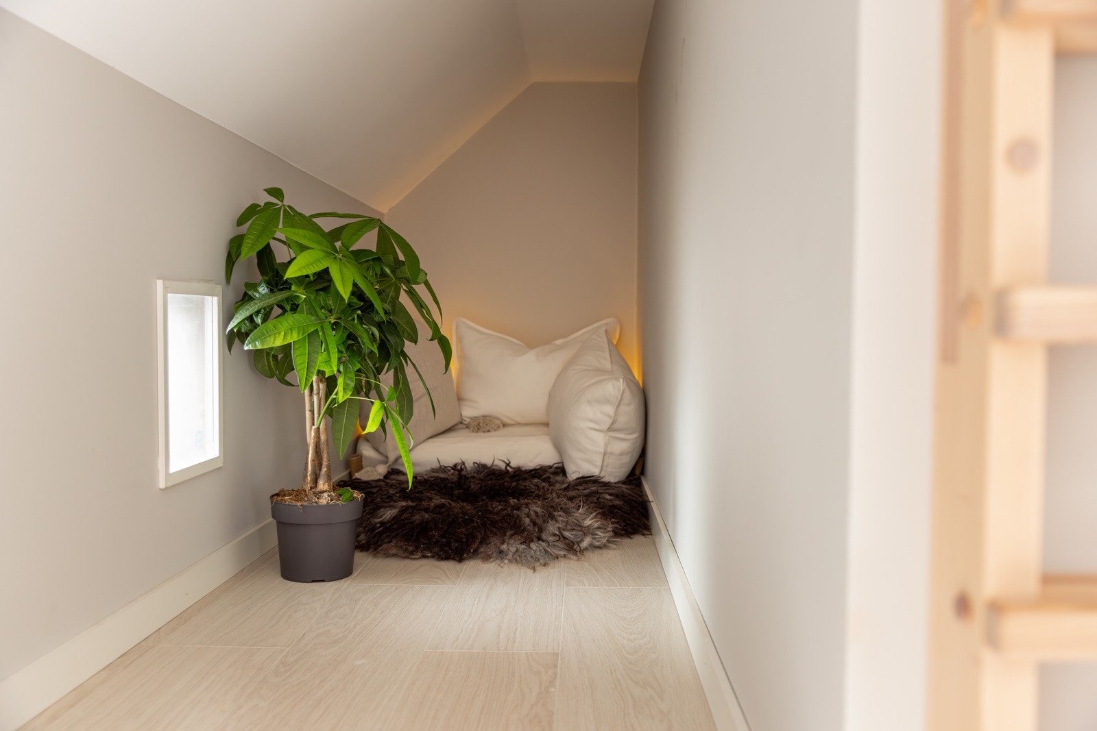 Adkomst fra loftstue til hems med gulvareal på ca. 2m² (ikke måleverdig areal). Galleribilde