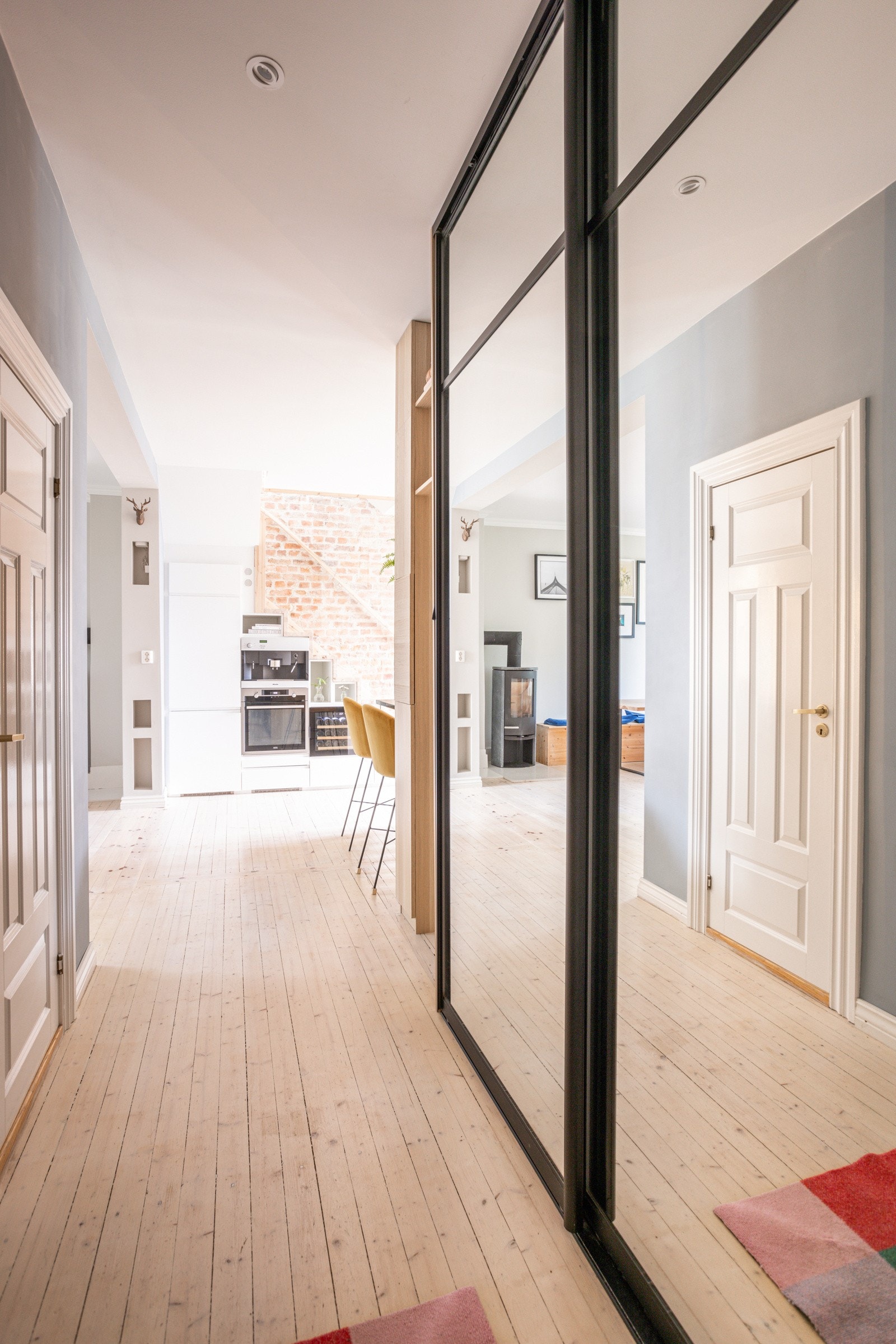 Du ønskes velkommen inn i en lys, innbydende og praktisk entré. Entréen har lyse originale tregulv, glatte overflater malt i en fin farge og downlights i himlingen. Galleribilde
