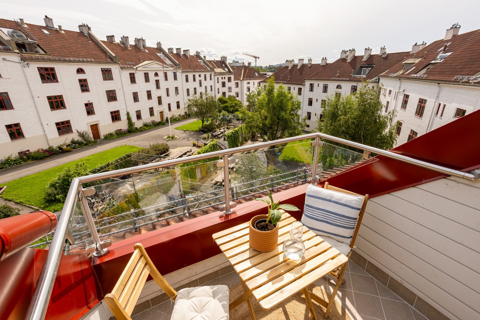 Hyggelig utsyn over borettslagets pent opparbeidede bakgård. Galleribilde