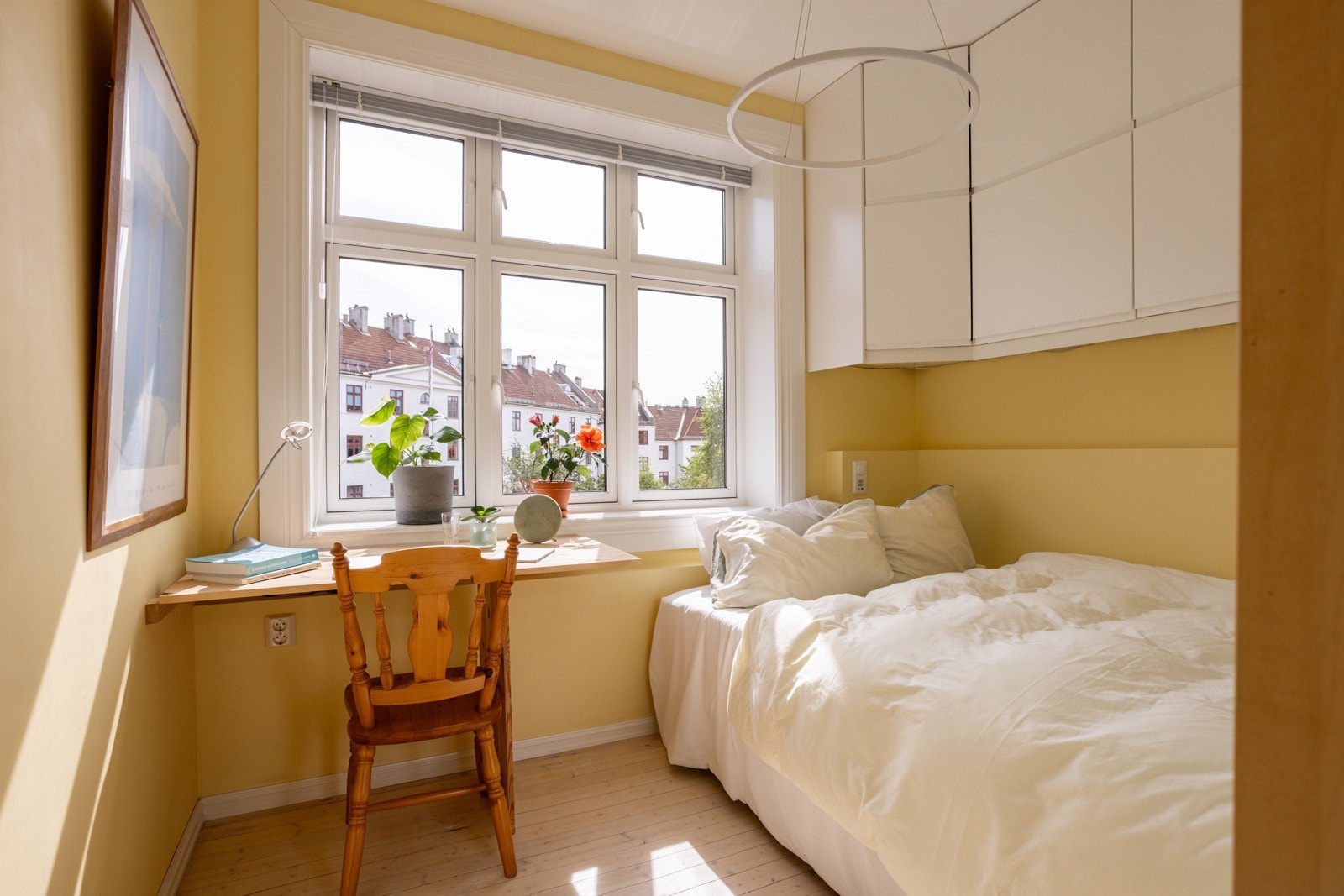 Soverom 3 ligger i byggets 3. etasje, og er et fint rom som passer perfekt som barnerom, gjesterom eller kontor. God standard med lyse originale tregulv og glatte overflater malt i en frisk og flott farge. Galleribilde