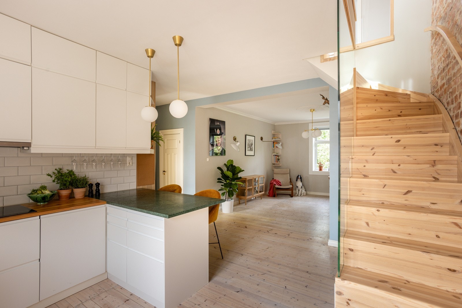 Kjøkkenventilator tilkoblet avtrekkskanal. Det er også montert komfyrvakt og lekkasjestopper. Galleribilde
