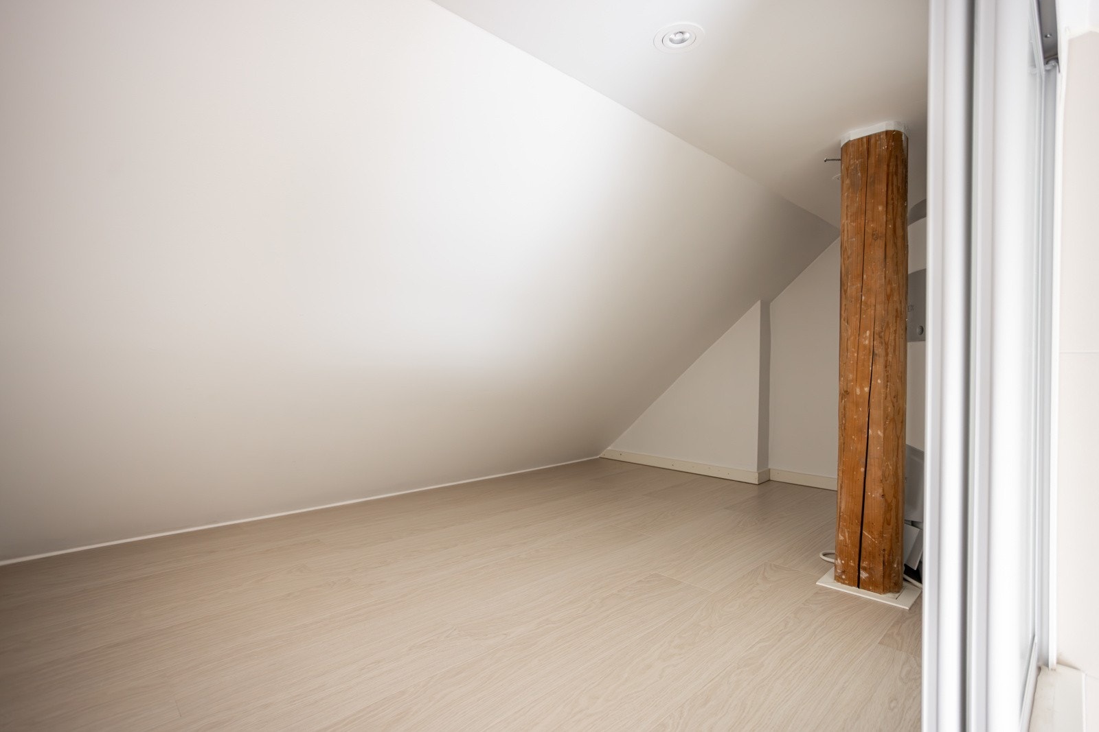 På baderommet er det også stige opp til en hems med gulvareal på ca. 7m² (ikke måleverdig areal). Her er det masse praktisk lagringsplass! Galleribilde