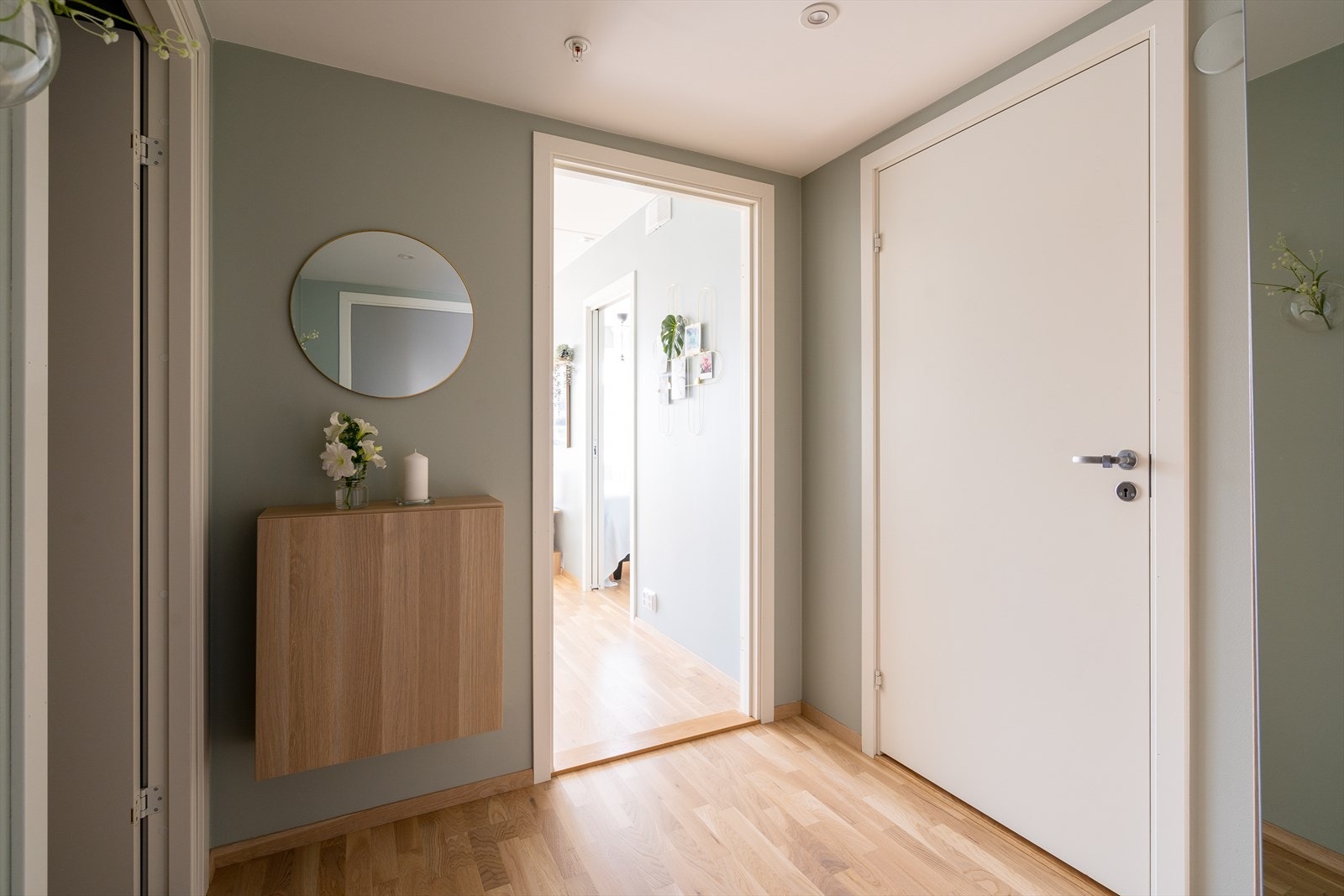 En romslig og innbydende entré med god plass til oppbevaring i garderobeskap. Galleribilde