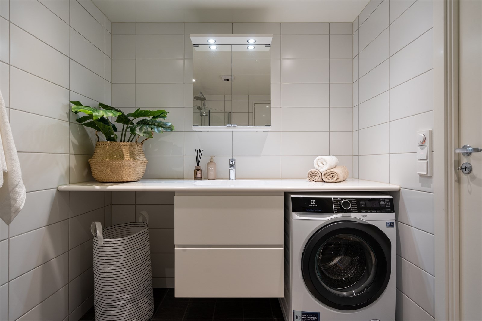 Det er gulvvarme og downlights på badet som gir en lun og behagelig atmosfære under morgen- og kveldstellet. Galleribilde