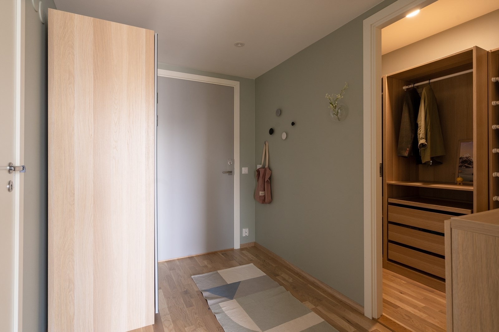 Gangen er også tilknyttet et romslig walk-in closet, som gir utmerket plass til klær og andre personlige eiendeler. Galleribilde
