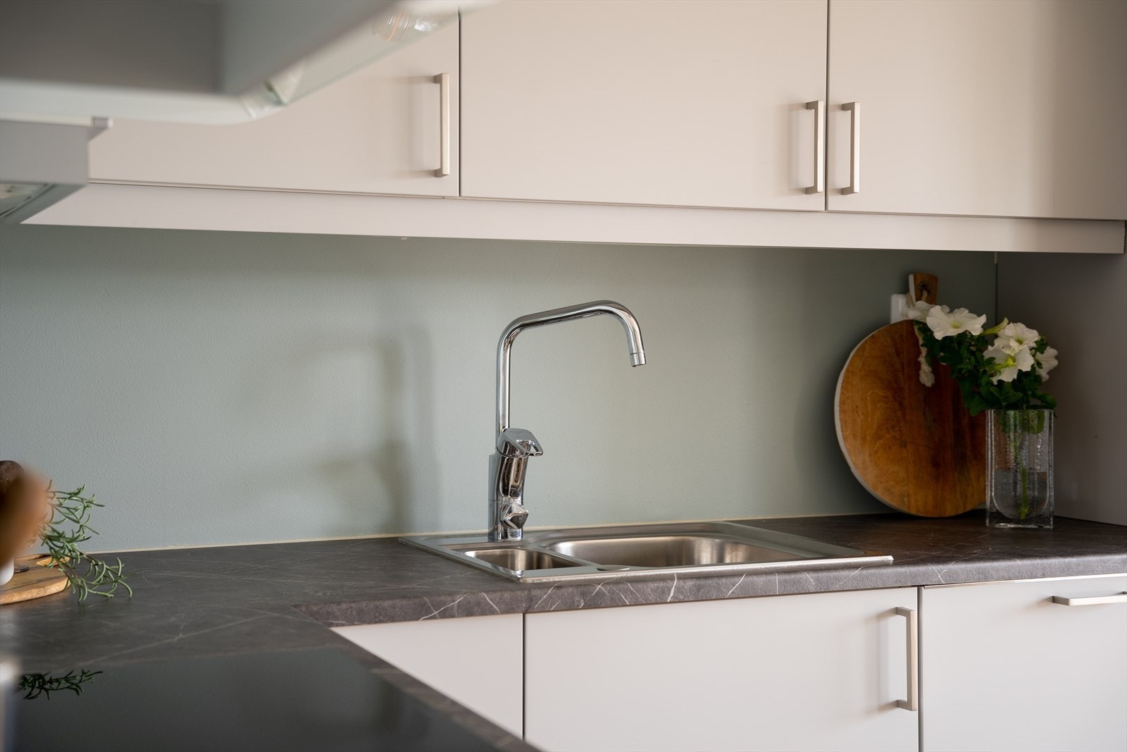 Kjøkkenet er levert av Sigdal og har glatte fronter med en elegant laminat benkeplate. Galleribilde
