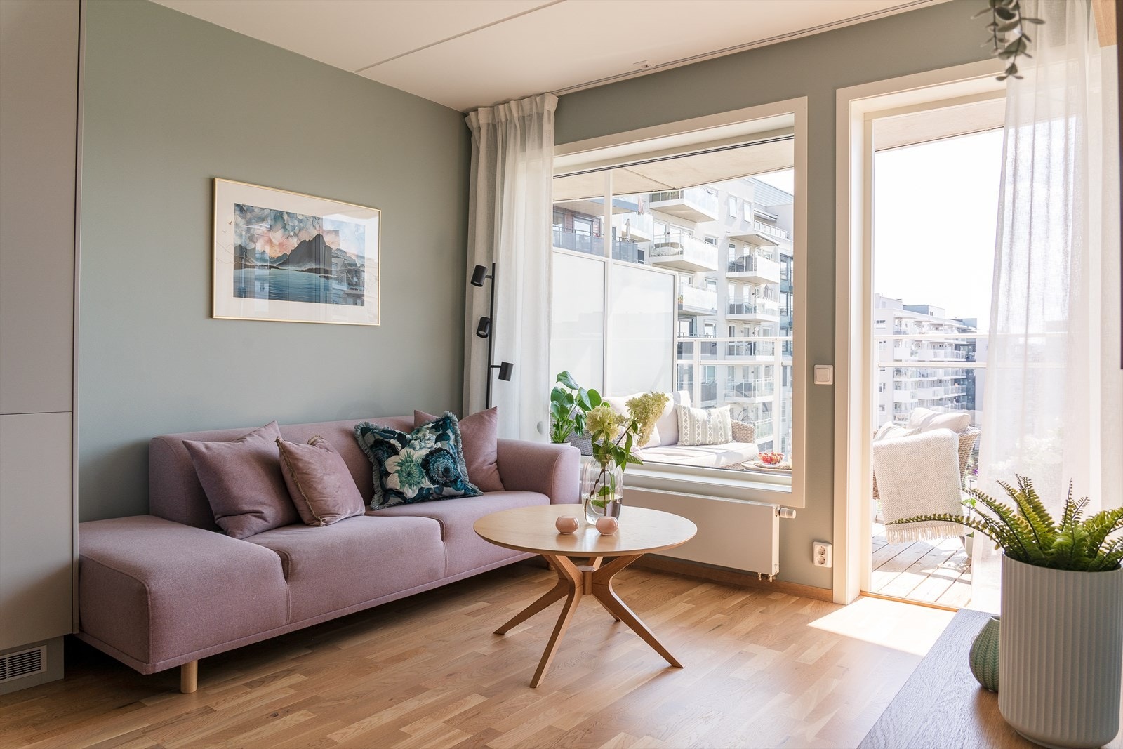 Det er god plass til både sofa og spisebord i leiligheten. Galleribilde