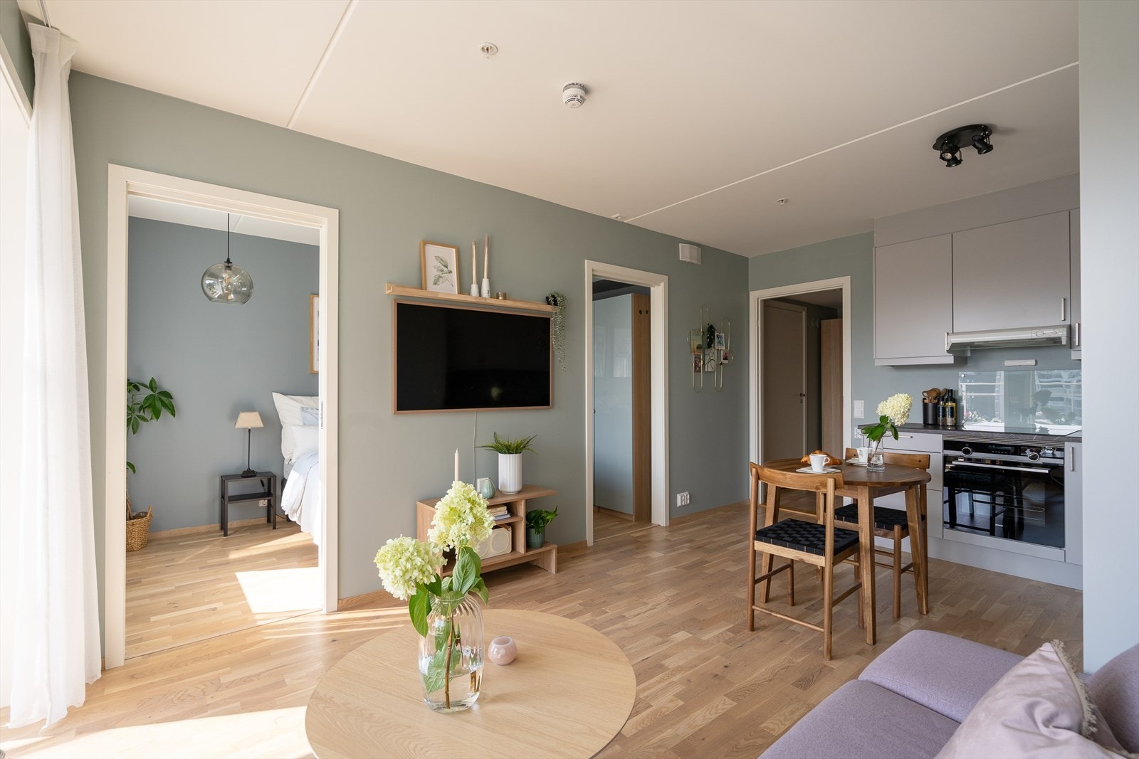 Fra stuen er det to skyvedører inn til soverommet. Galleribilde