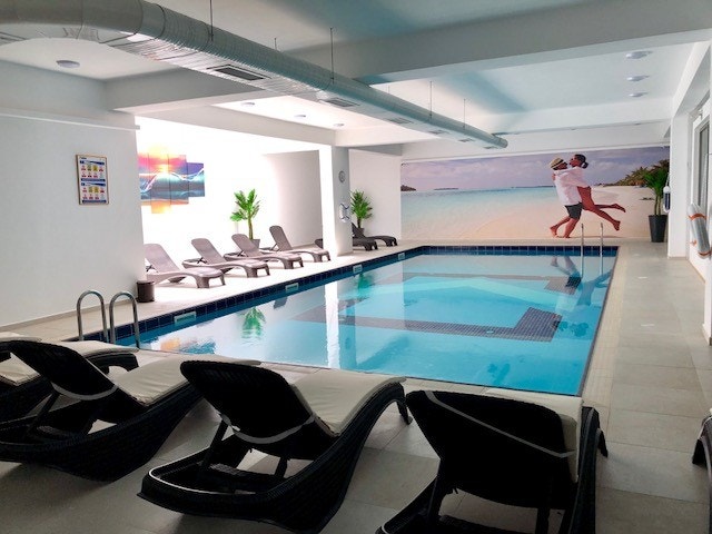 Innendørs basseng på Golden Galleribilde