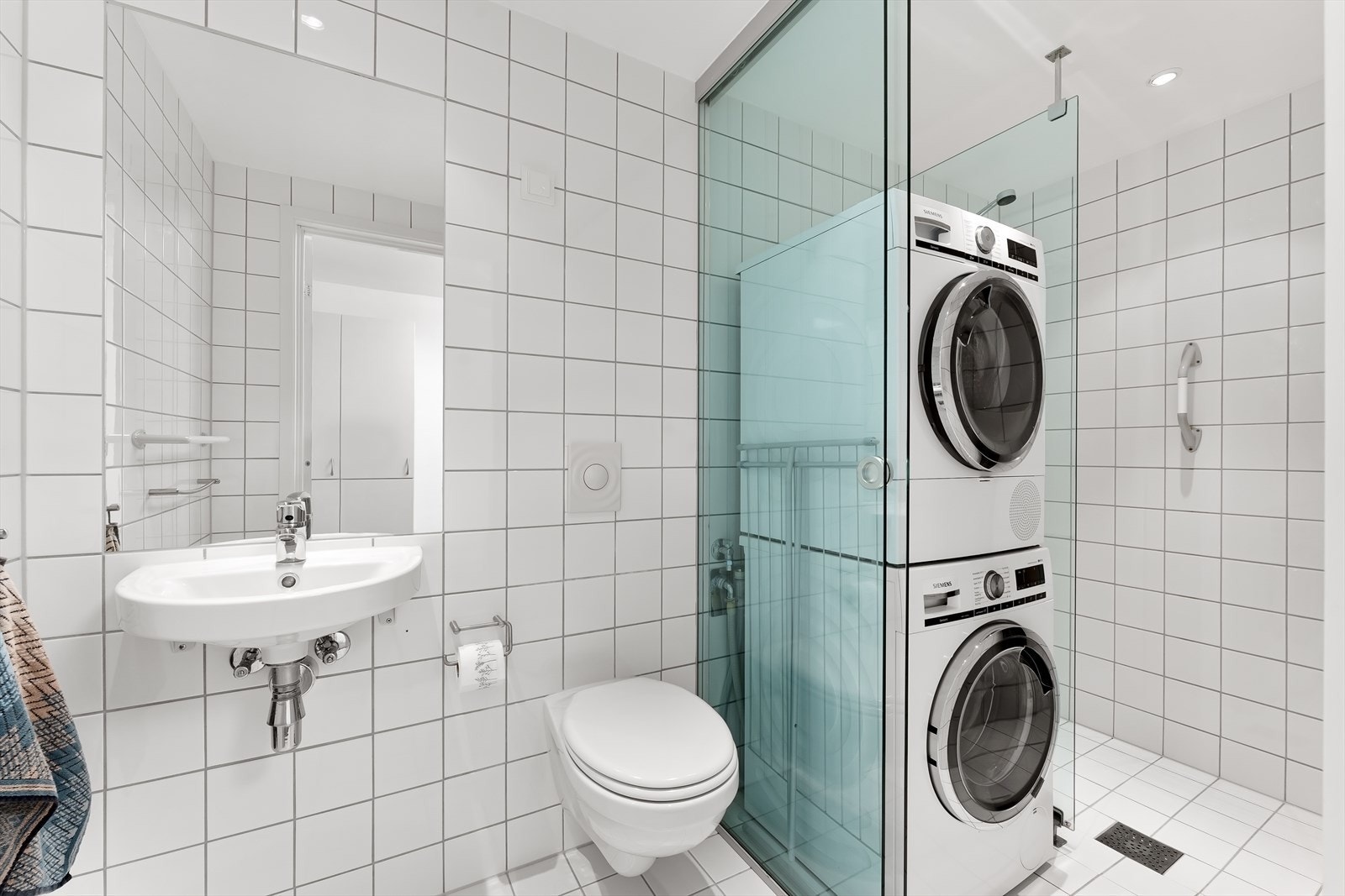 Bad 2 med adkomst fra hall - opplegg for vaskesøyle, dusjløsning, servant og wc. Vannbåren gulvvarme. Galleribilde