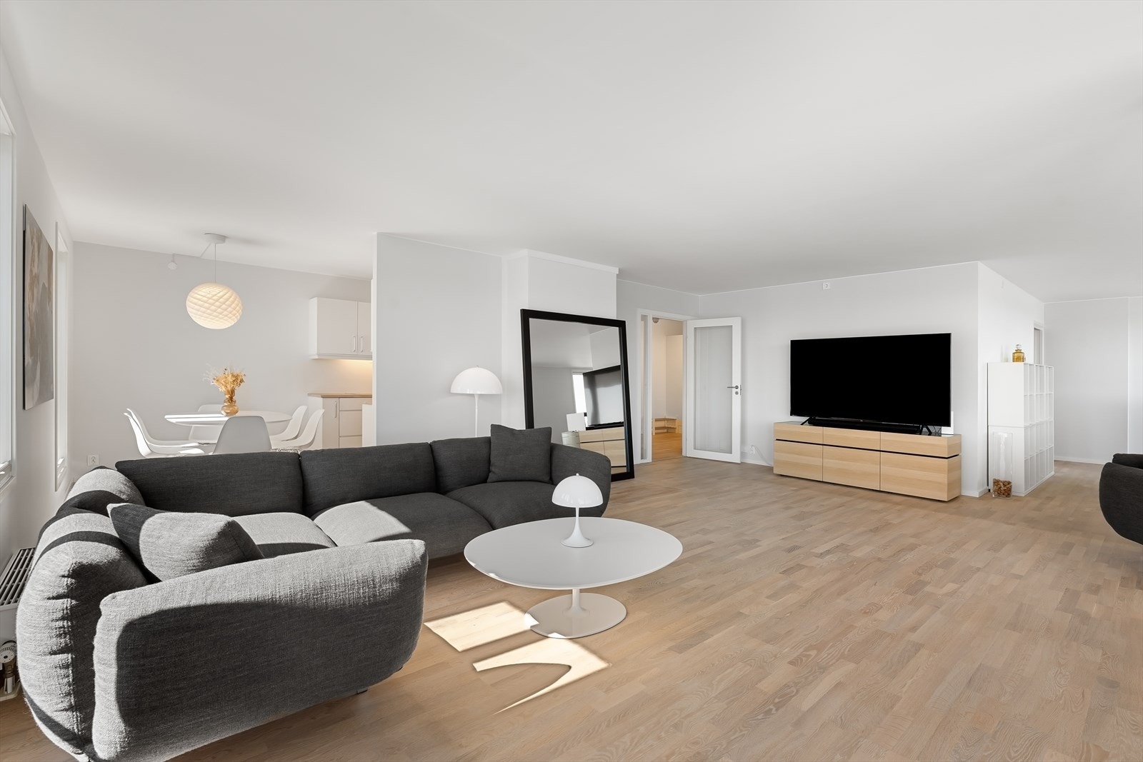 Stuen har pipeløp med mulighet for å installere vedfyringspeis om ønskelig Galleribilde