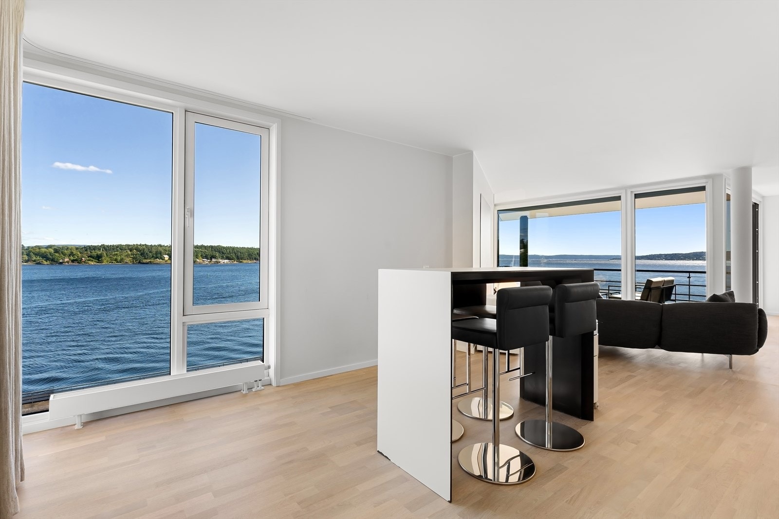 Innenfor hovedstuene finnes en herlig utsikts-stue/spisestue. Galleribilde