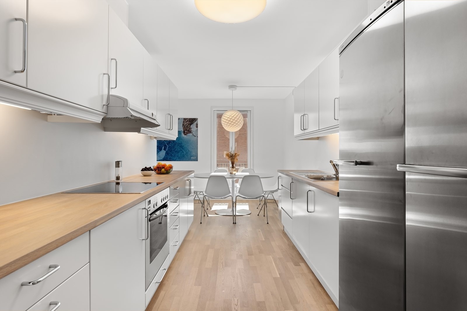 Tilbaketrukket kjøkken i pen utførelse. Plass for spisebordsløsning med sjøutsikt. Galleribilde