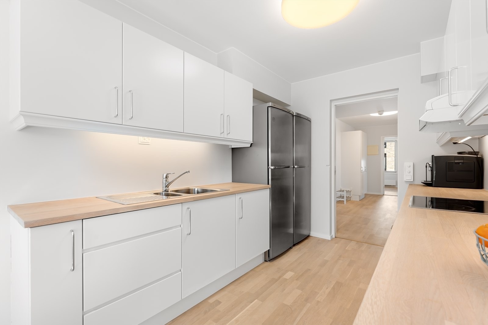 Kjøkkenet har meget god lagrings- og benkeplass Galleribilde