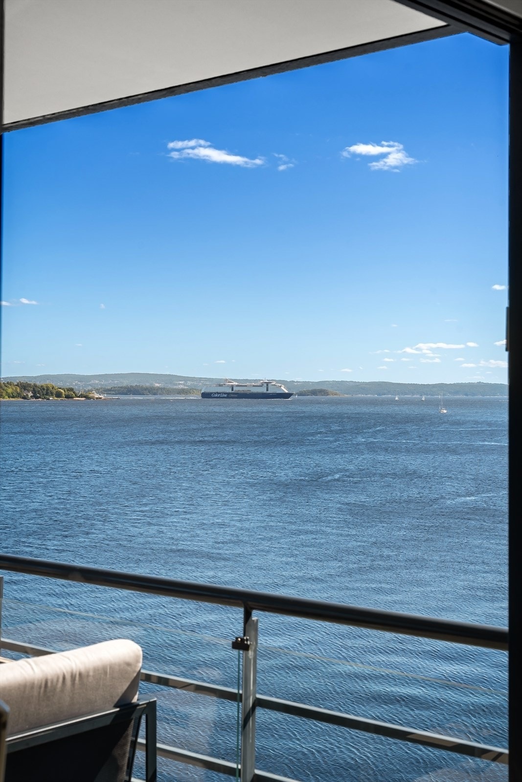 Sjøen som nærmeste nabo - et magisk levende bilde som forandres etter vær og vind Galleribilde