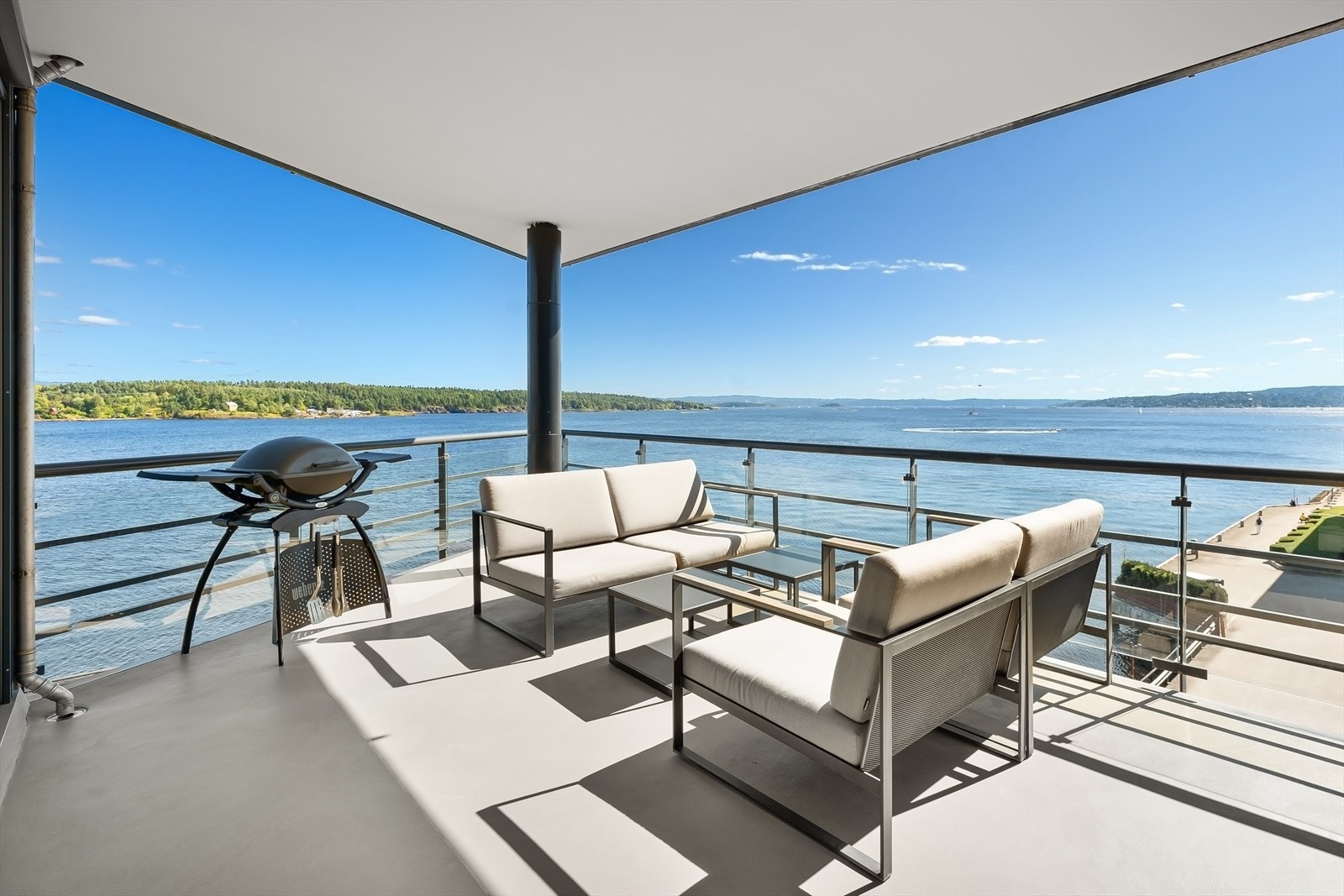 Spiss/front - med spektakulær sjøutsikt - Overbygget balkong med sol fra morgen til ca kl 18.30 på kveldstid i den lyseste årstiden Galleribilde