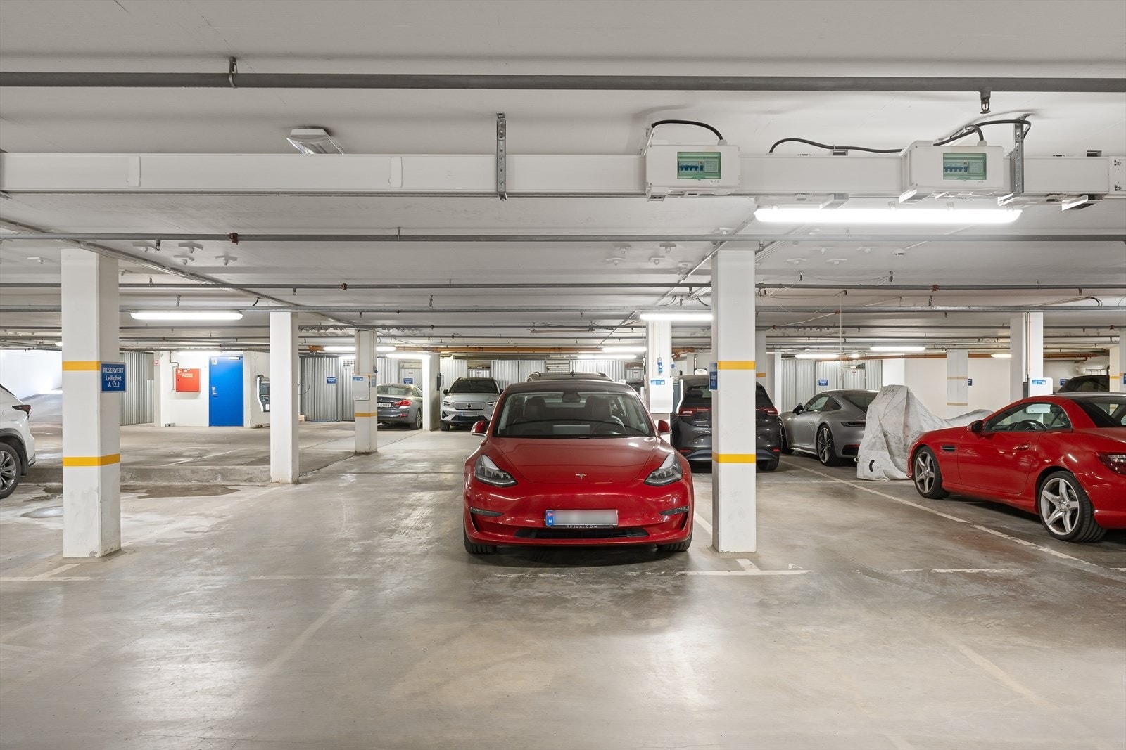 Garasjeplass i K2 med direkte innvendig heisadkomst fra leilighetens etasjeplan. Bod i felles innvendig bodrom med adkomst fra K2 garasjen, like ved oppgangsdøren. Galleribilde