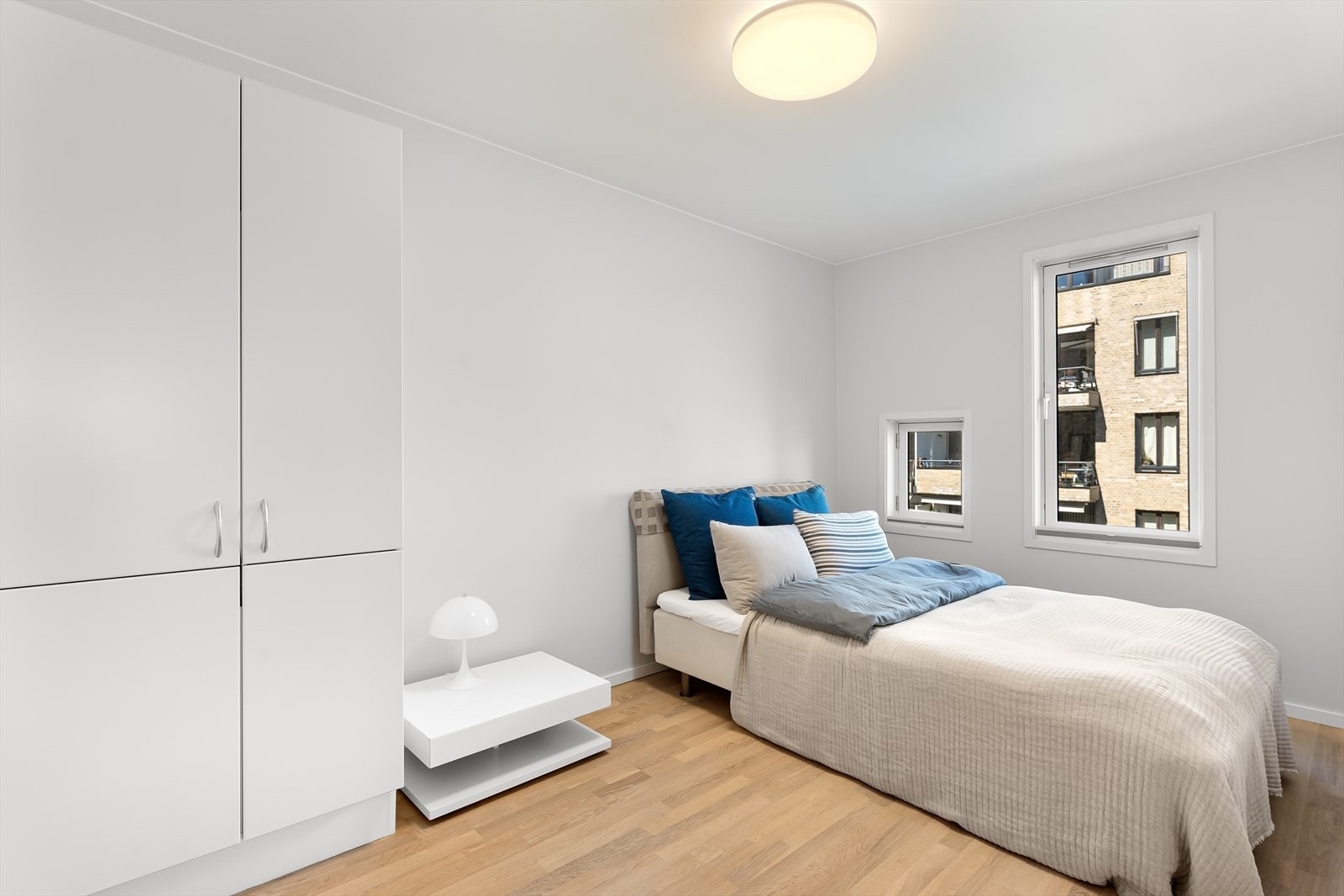 Soverom 2 av god størrelse. Plass for stor dobbeltseng og skap - hyggelig utsyn til sjøen. Galleribilde