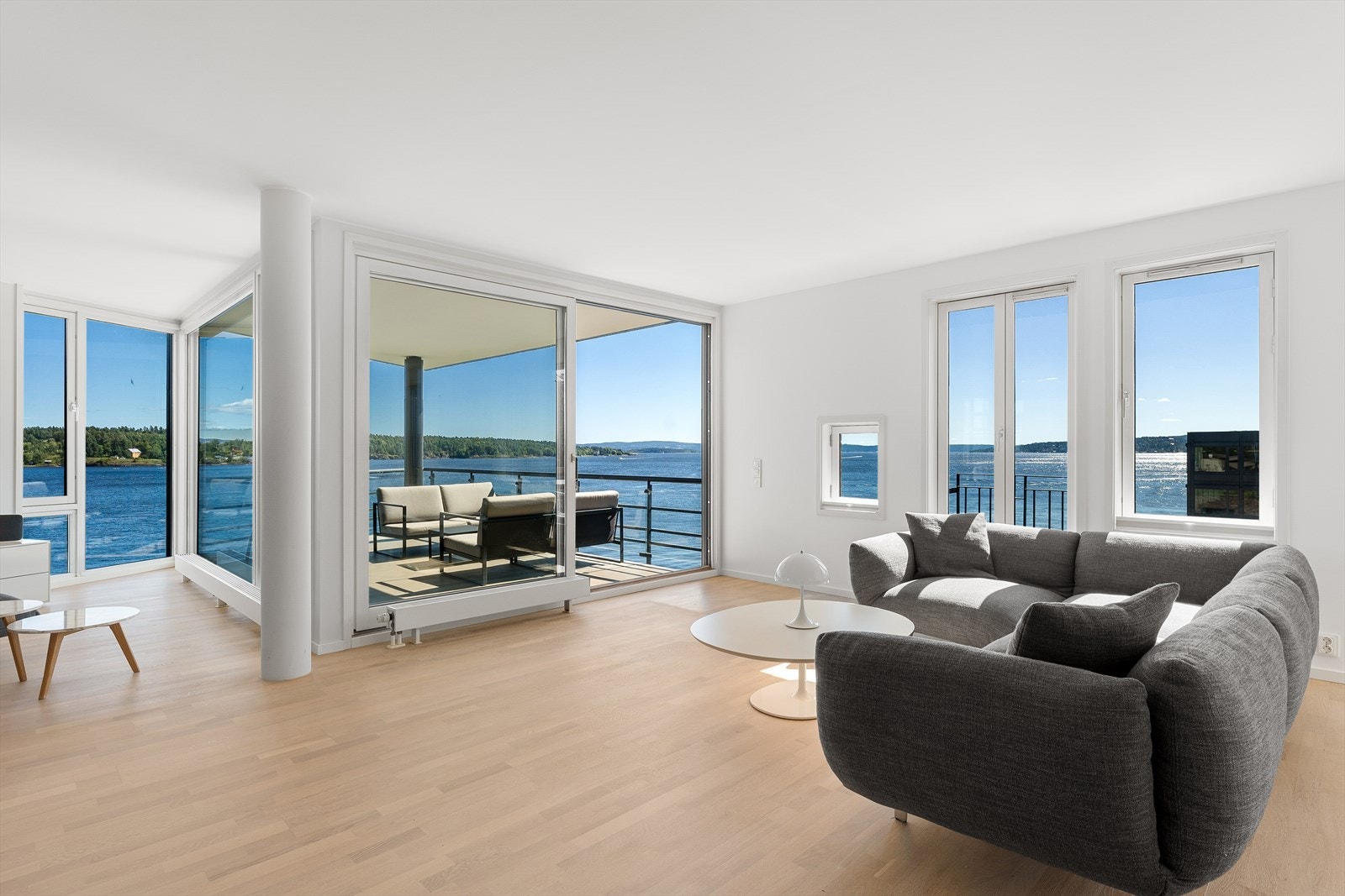 Meget romslig stue med skyvedør ut til balkong, Helt fantastisk utsikt også innenfra. Galleribilde