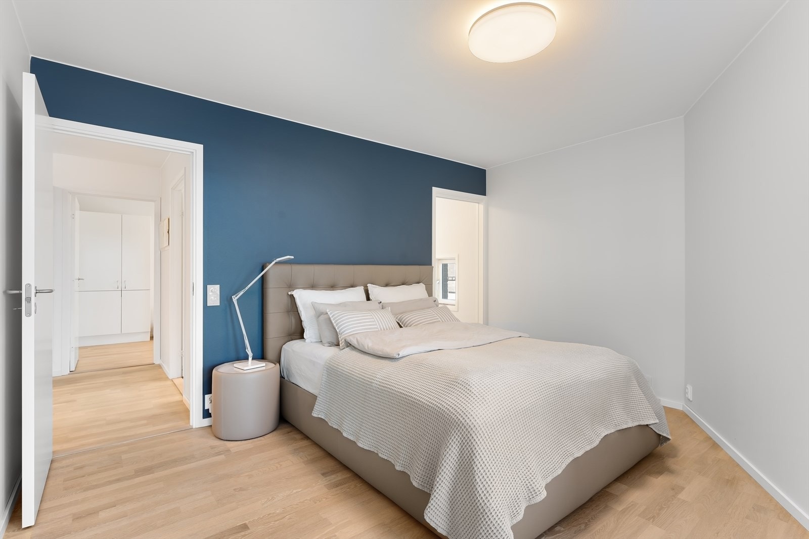 Romslig mastersuite med eget bad og adkomst fra både stue og hall Galleribilde