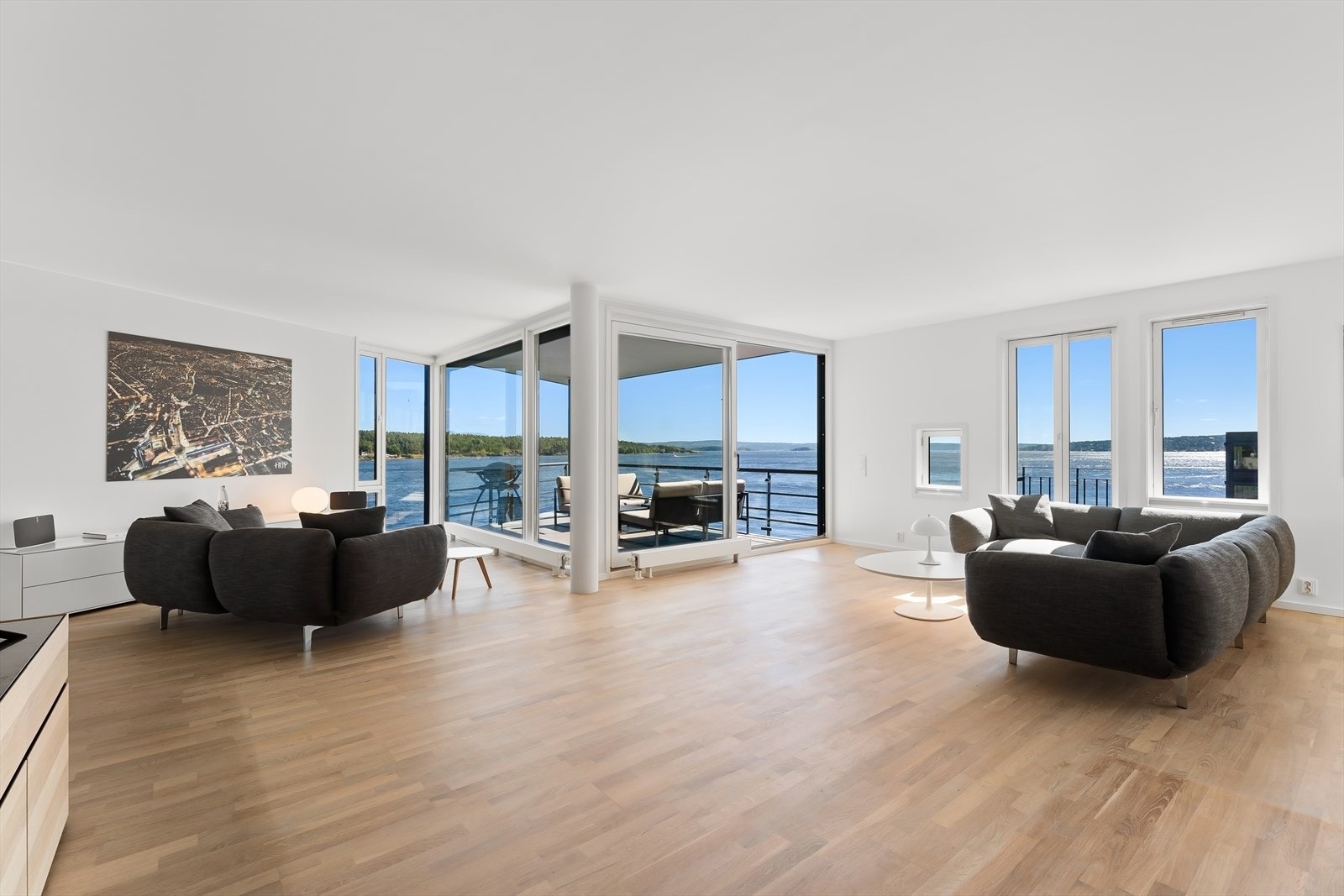 Gode innredningsmuligheter i den romslige stuen Galleribilde