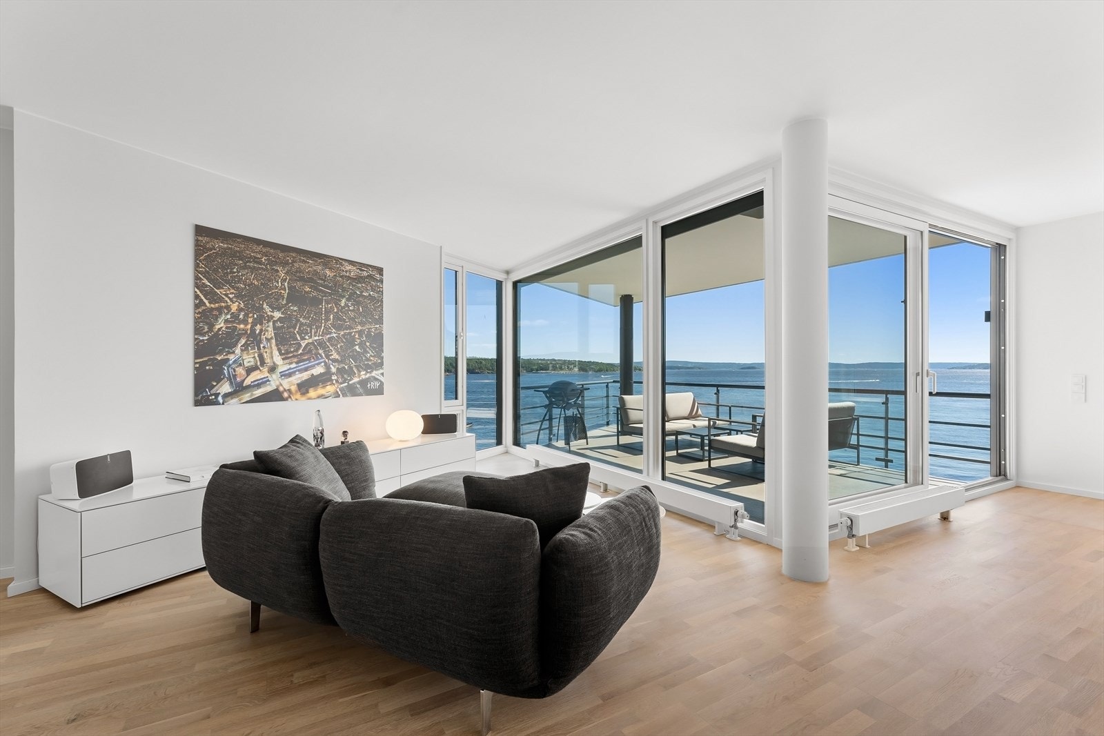 Stuen har flere soner med flere innredningsmuligheter. Galleribilde