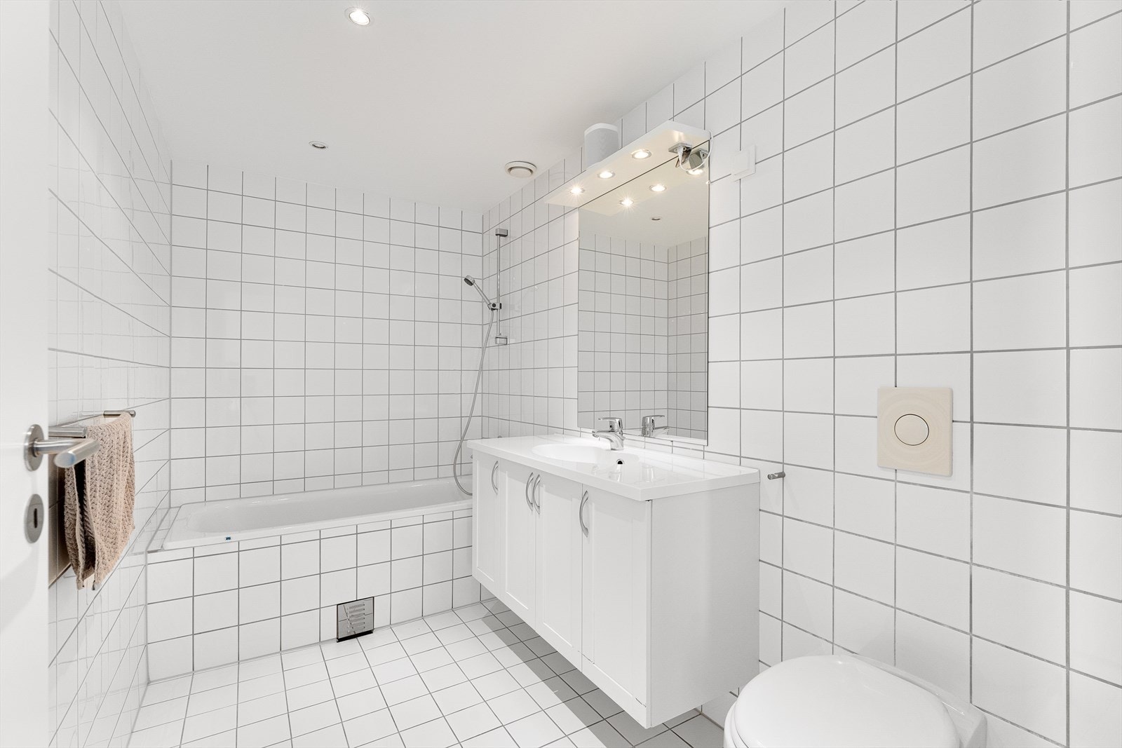 Bad tilhørende mastersuite. Badekar/dusjløsning, servant og wc. Vannbåren gulvvarme Galleribilde