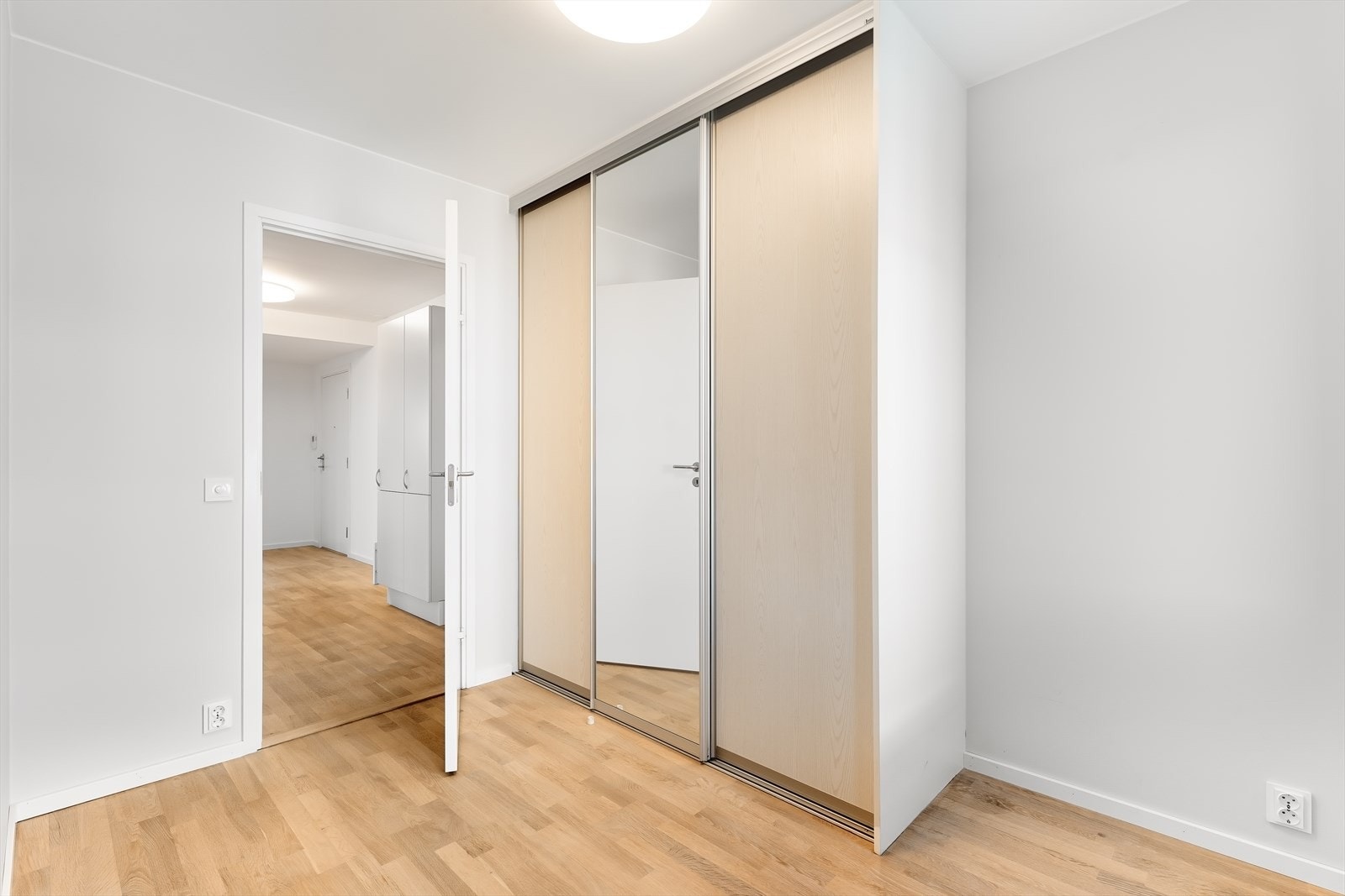 Soverom 3 har adkomst til hovedsoverom og til hall. Dette rommet er også passende som et stort walk-in closet tilknyttet mastersuite Galleribilde