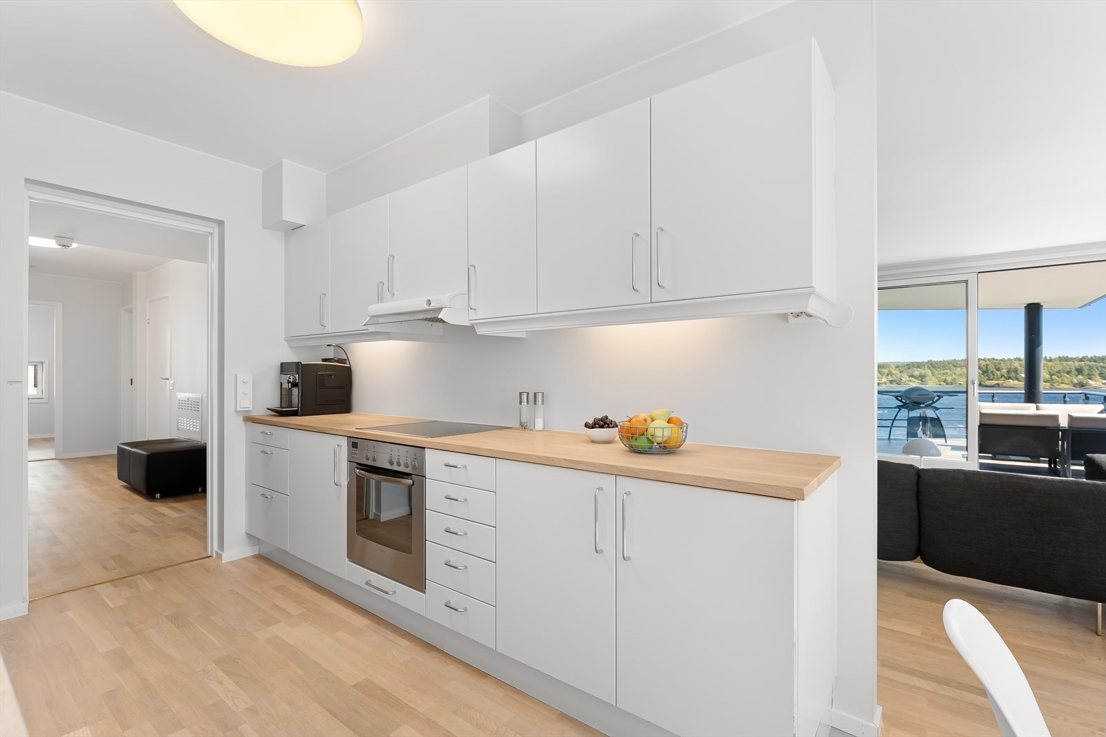 Kjøkken har adkomst fra gang og stue Galleribilde