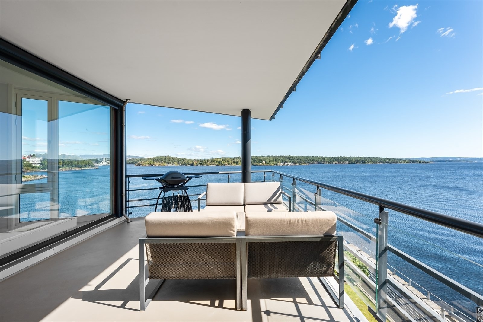 Overbygget front-balkong på 19 kvm med spektakulær sjøutsikt. Gulvet er meget pent og behagelig å gå på med nylagt gulvdekke i mikrobetong Galleribilde