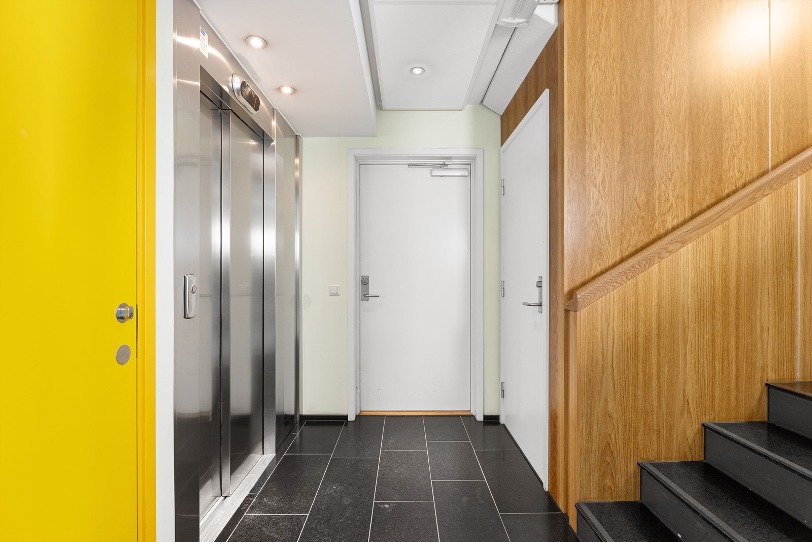 Heisadkomst fra leilighetens etasjeplan til garasjeplan/bodplan og oppgangsetasje Galleribilde