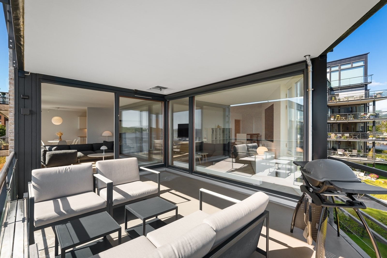 Balkongen har god størrelse og flere innredningsmuligheter. Nylagt gulv med mikrobetong-utførelse. Sol fra morgen til ca kl 18.30 den lyseste årstiden. Galleribilde