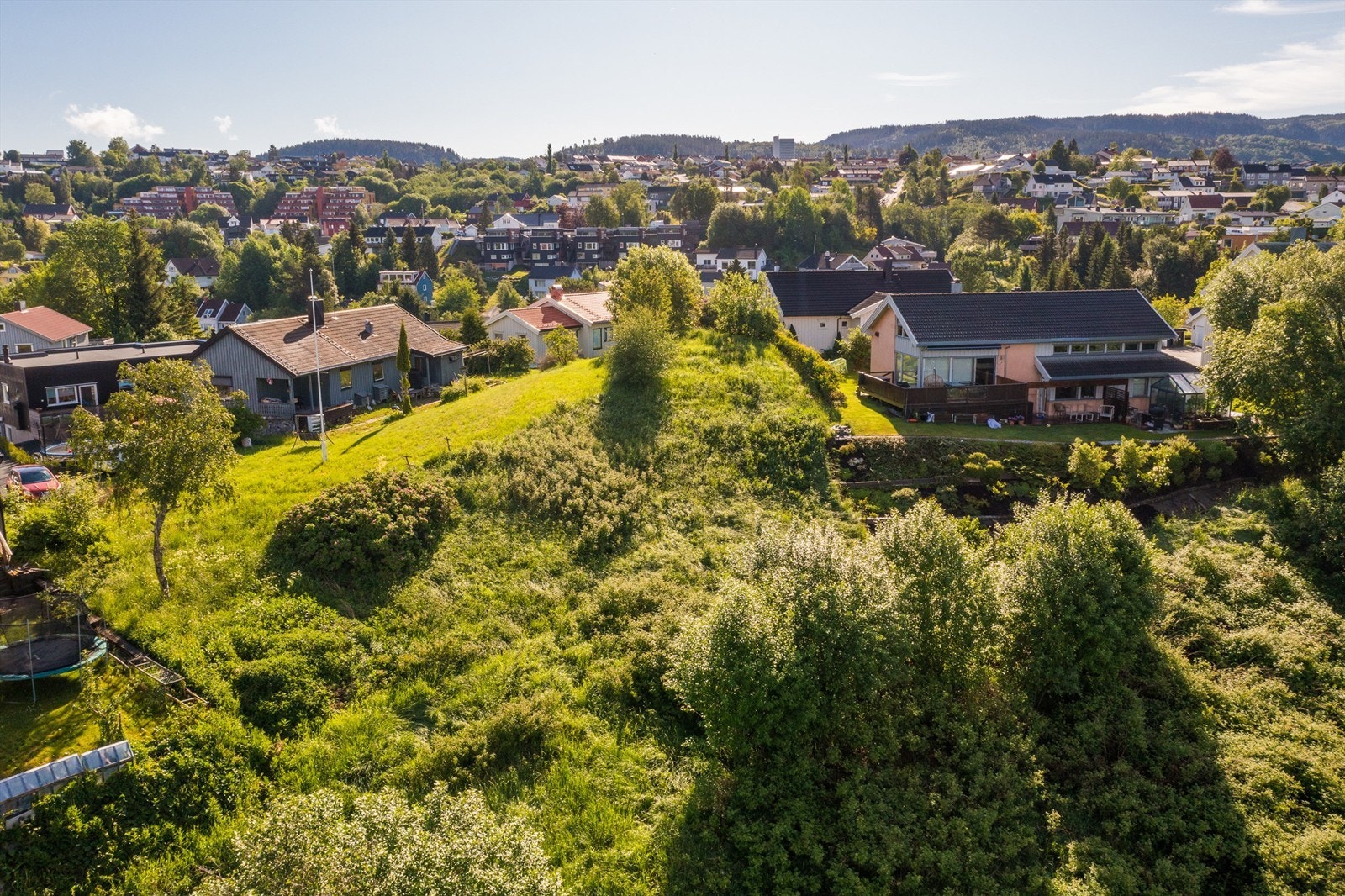 Fra boligen er det ca. 11 minutters gange til Nidarvoll Skole. I tillegg er det gangavstand til Utleira Skole. Ved skolen finner man Utleira kunstgress, som tilbyr aktiviteter som friidrett, basketball, fotball, håndball, innebandy, ski og allidrett. Galleribilde
