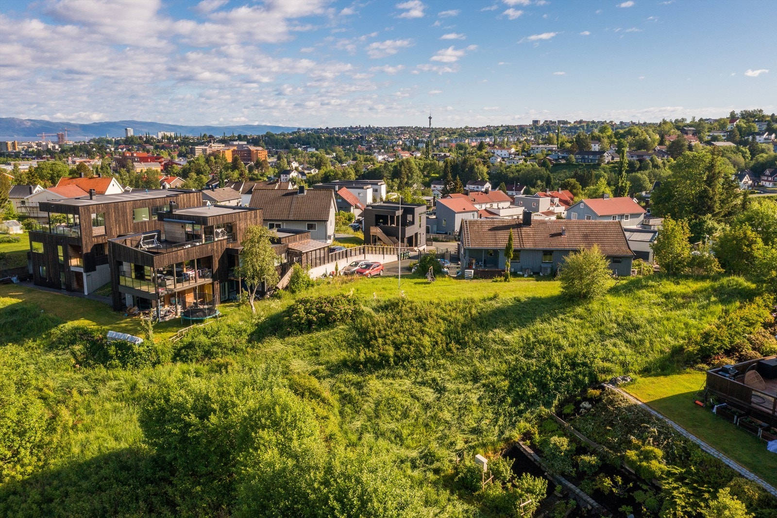 Nærmeste bussholdeplass er Dalsaunevegen, som kun ligger 4 minutters gange fra boligen. Herfra går blant annet linje 10, 73 og 74 og har hyppige avganger til blant annet Sentrum. Nærmeste dagligvare er Coop Extra og Rema 1000 Nidarvoll. Galleribilde