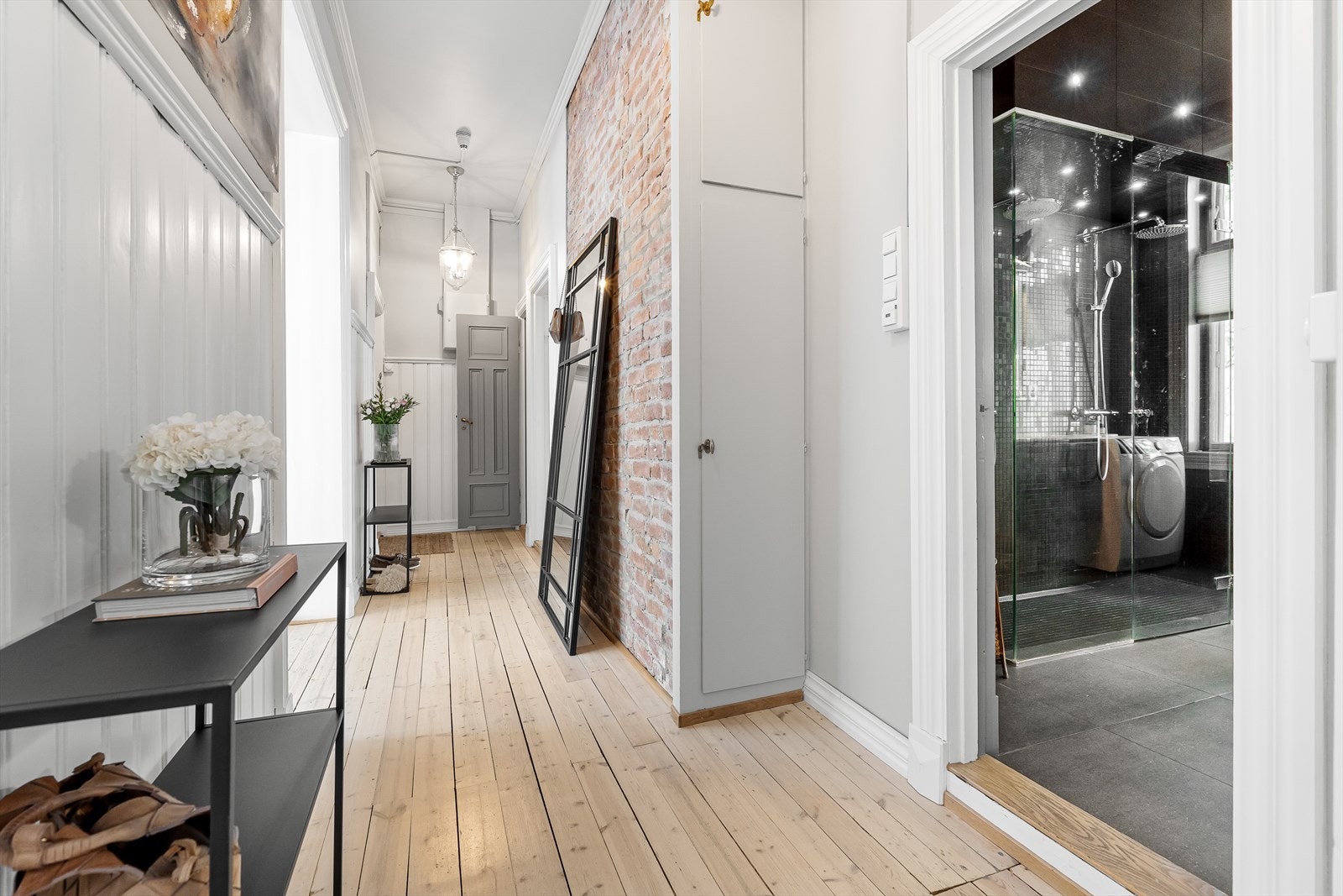 I gangen er det innebygd skap og plass til skohylle for oppbevaring av yttertøy Galleribilde