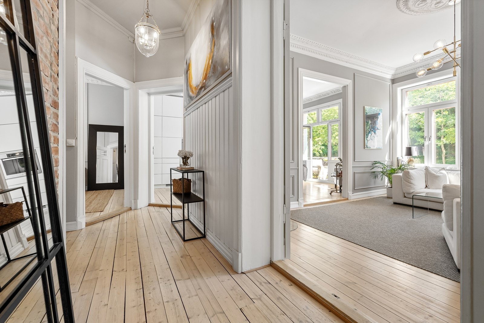 Gangen har en sentral plassering i leiligheten, og sikrer god flyt mellom alle rom Galleribilde