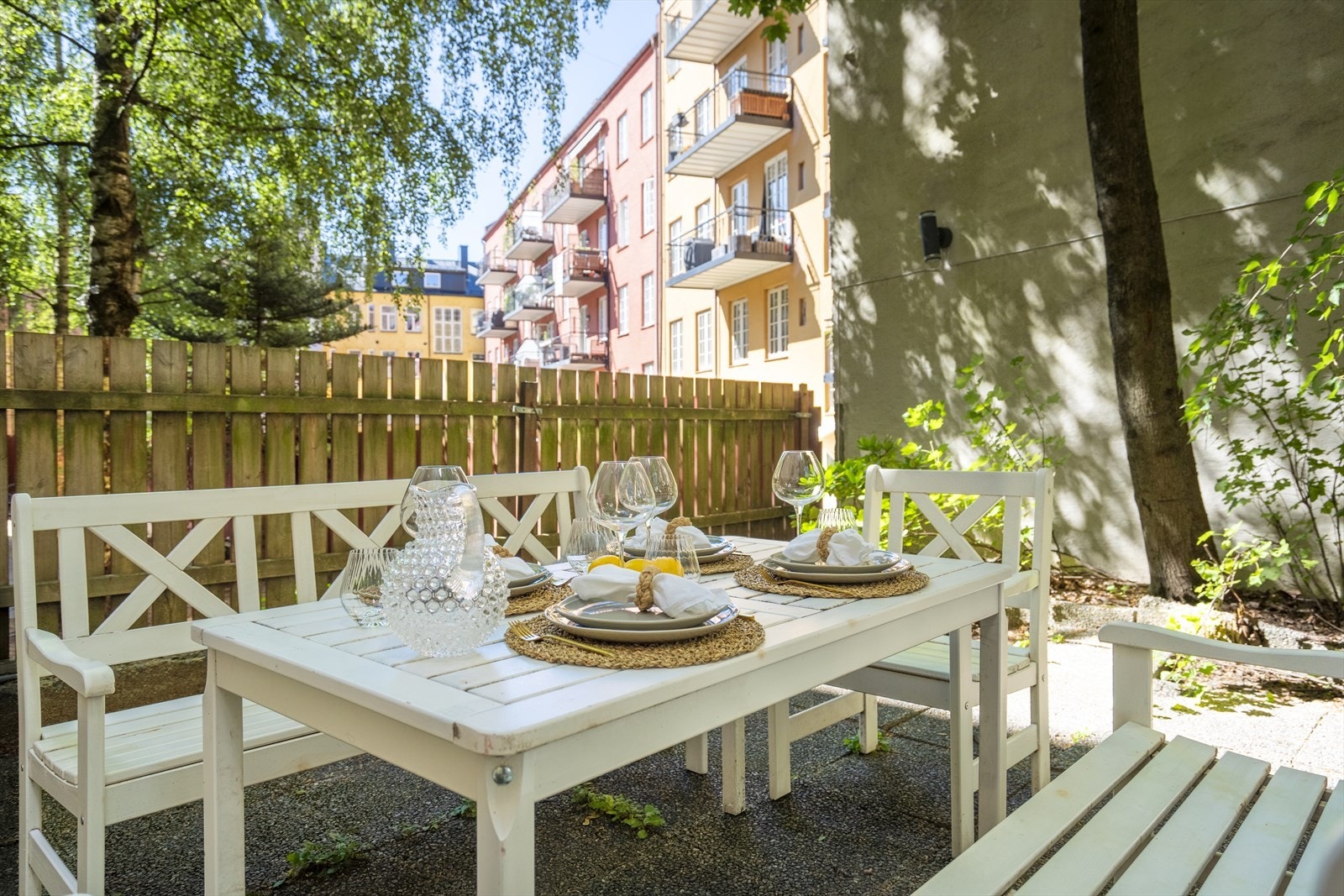 Rolig bakgård med sittegruppe og beplantning Galleribilde