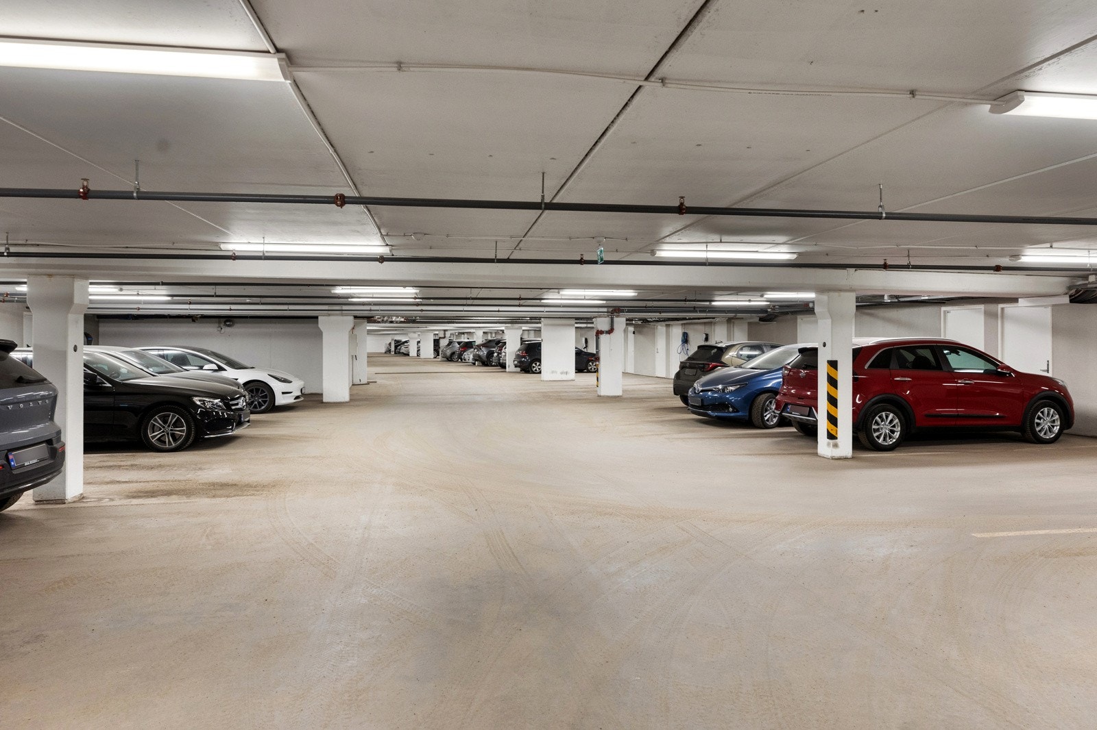 Det følger parkeringsplass og bod i garasje. Det er heis ned. Galleribilde