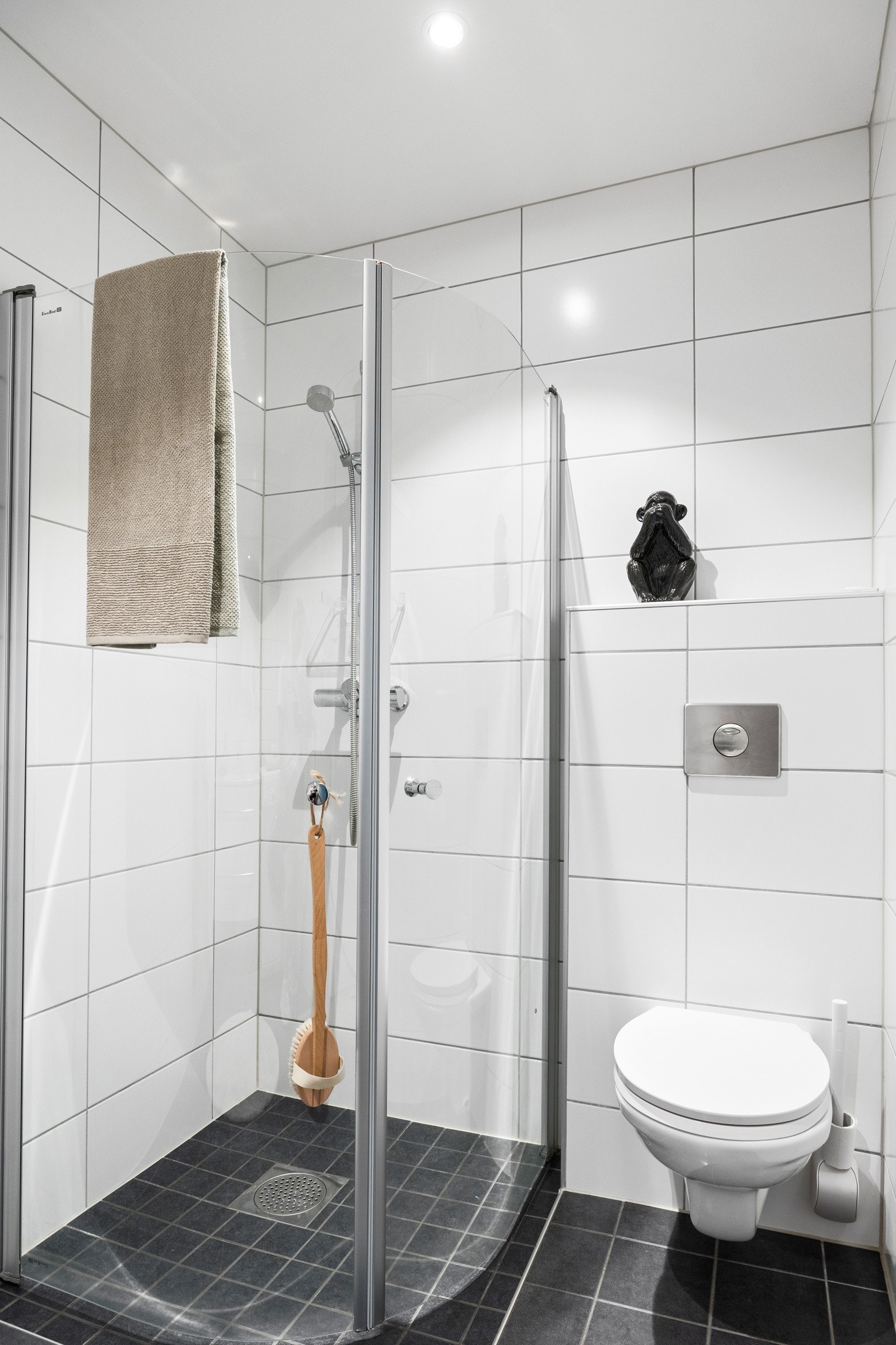 Dusjnisje sørger for å holde resten av gulvet tørt imens man dusjer. Galleribilde