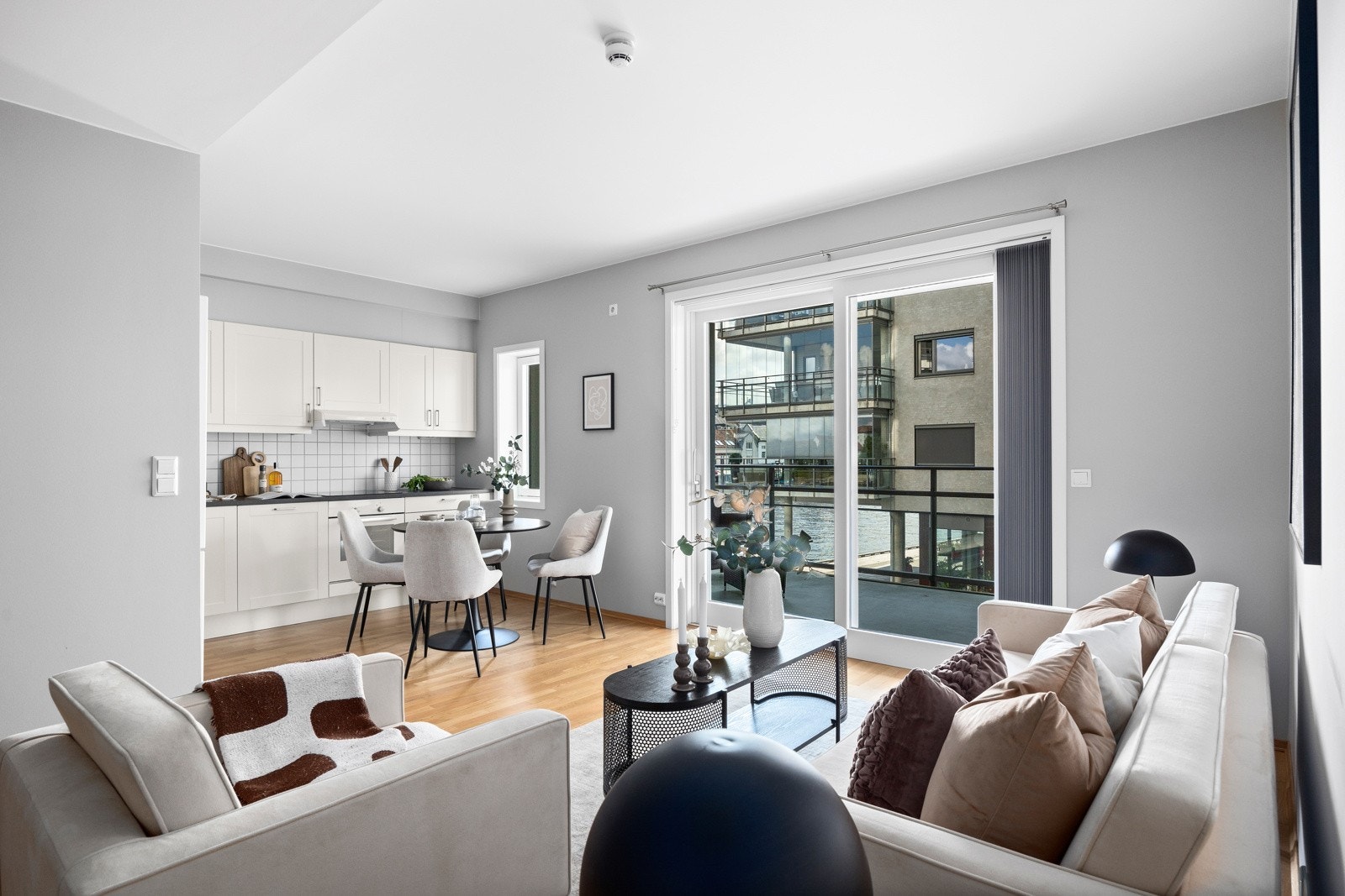 Åpen kjøkkenløsning åpner opp rommet. Galleribilde