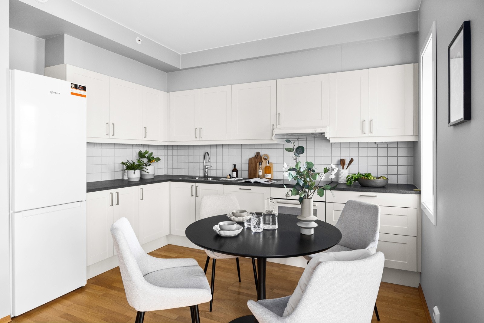 Kjøken med hvite fronter og integrerte hvitevarer. Galleribilde