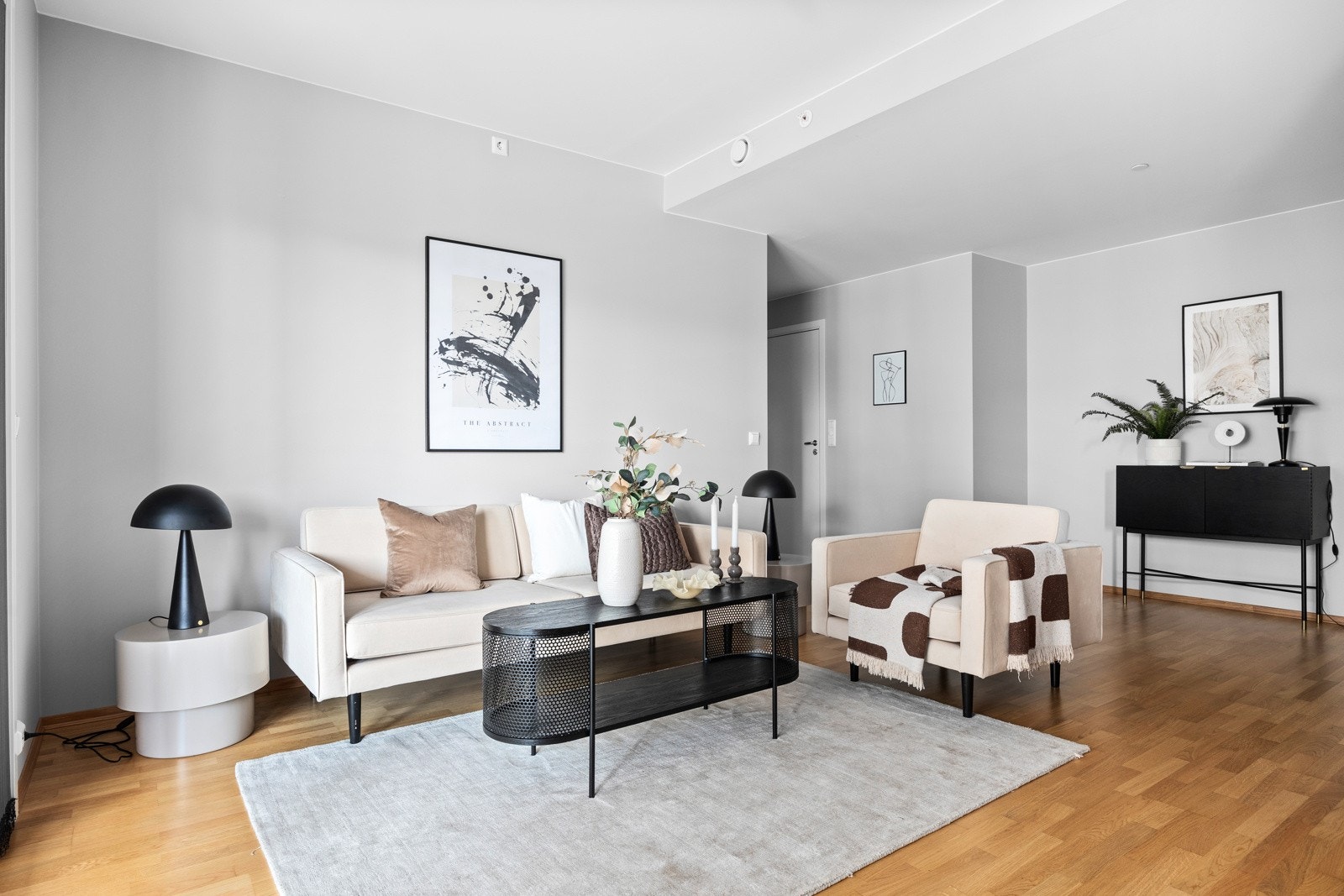 Lys og romslig stue. Galleribilde